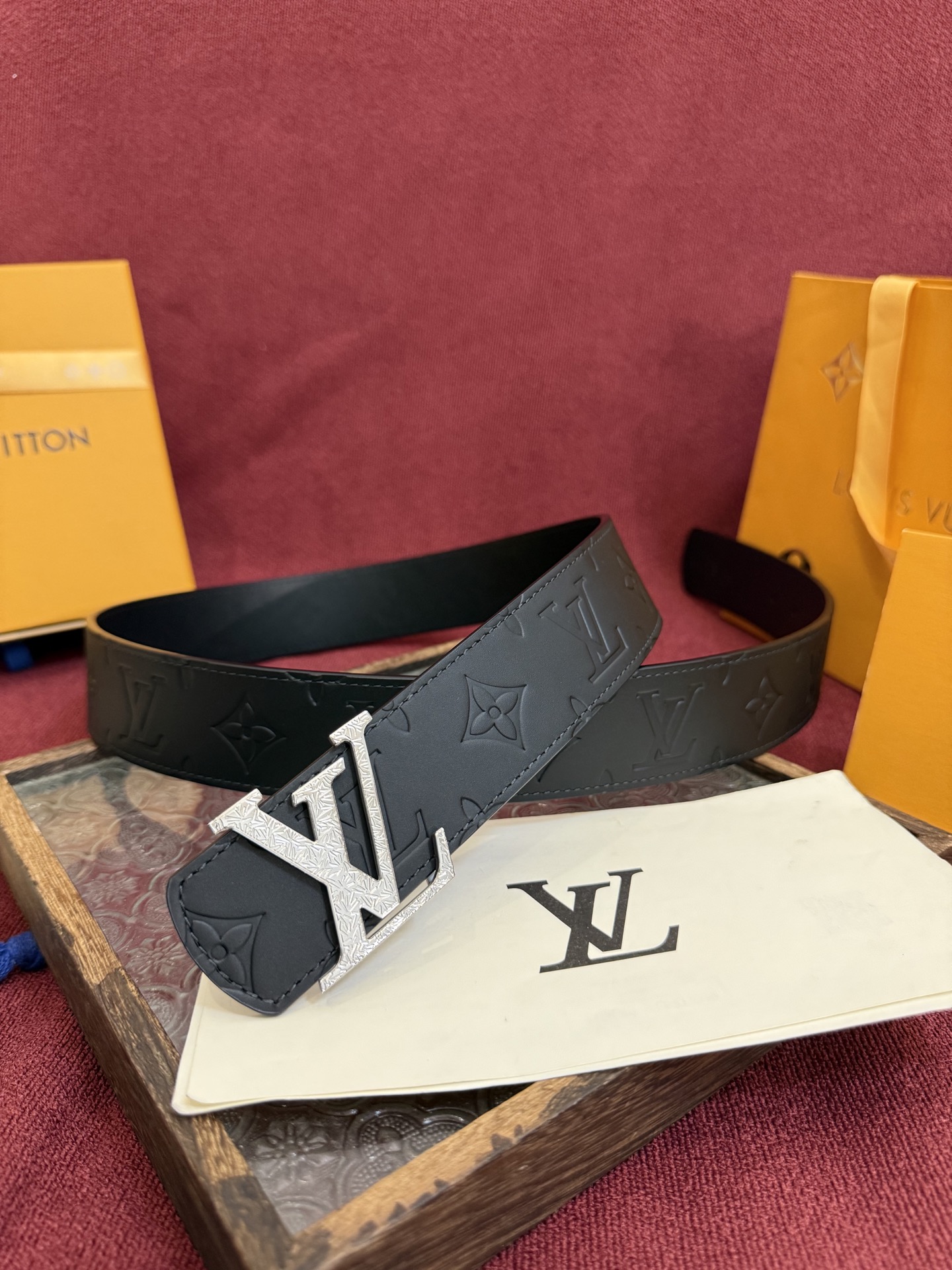 P LV Dimension 4.0双面腰带将经典格调引入新颖尺幅设计。皮革压印 LV 字母和 Mono