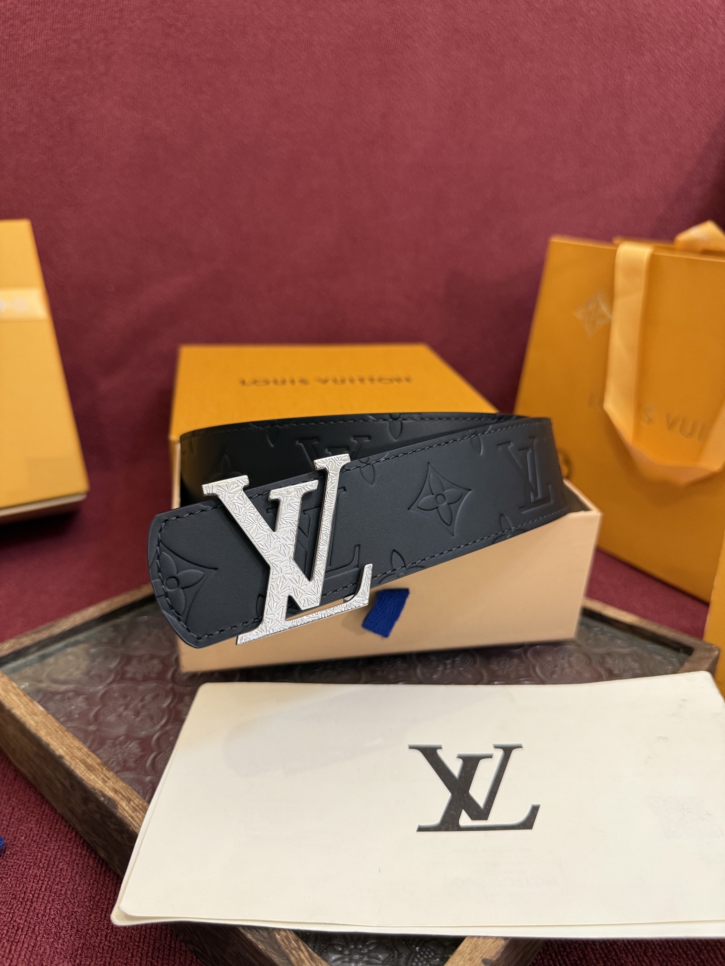 P LV Dimension 4.0双面腰带将经典格调引入新颖尺幅设计。皮革压印 LV 字母和 Mono