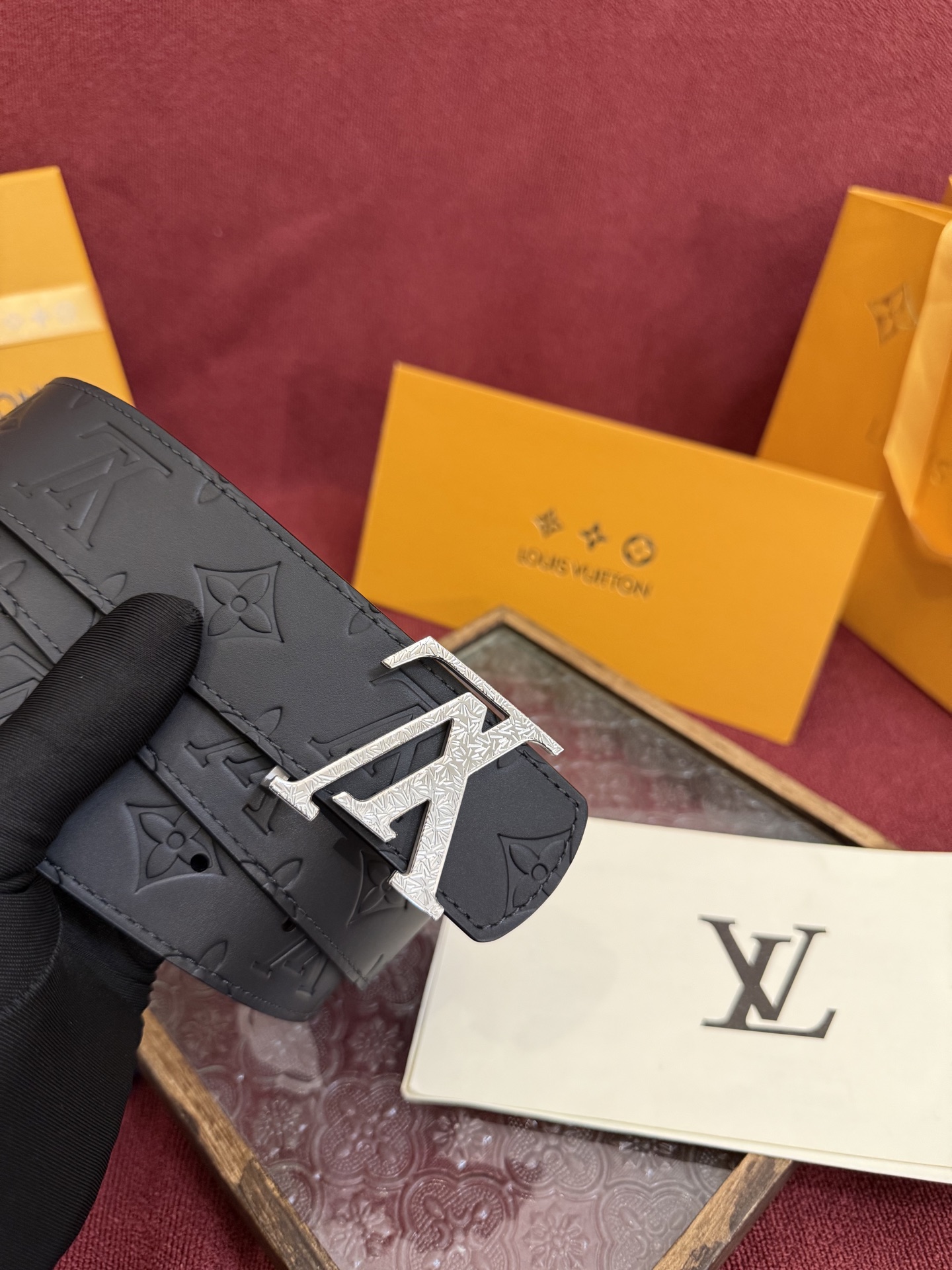 P LV Dimension 4.0双面腰带将经典格调引入新颖尺幅设计。皮革压印 LV 字母和 Mono
