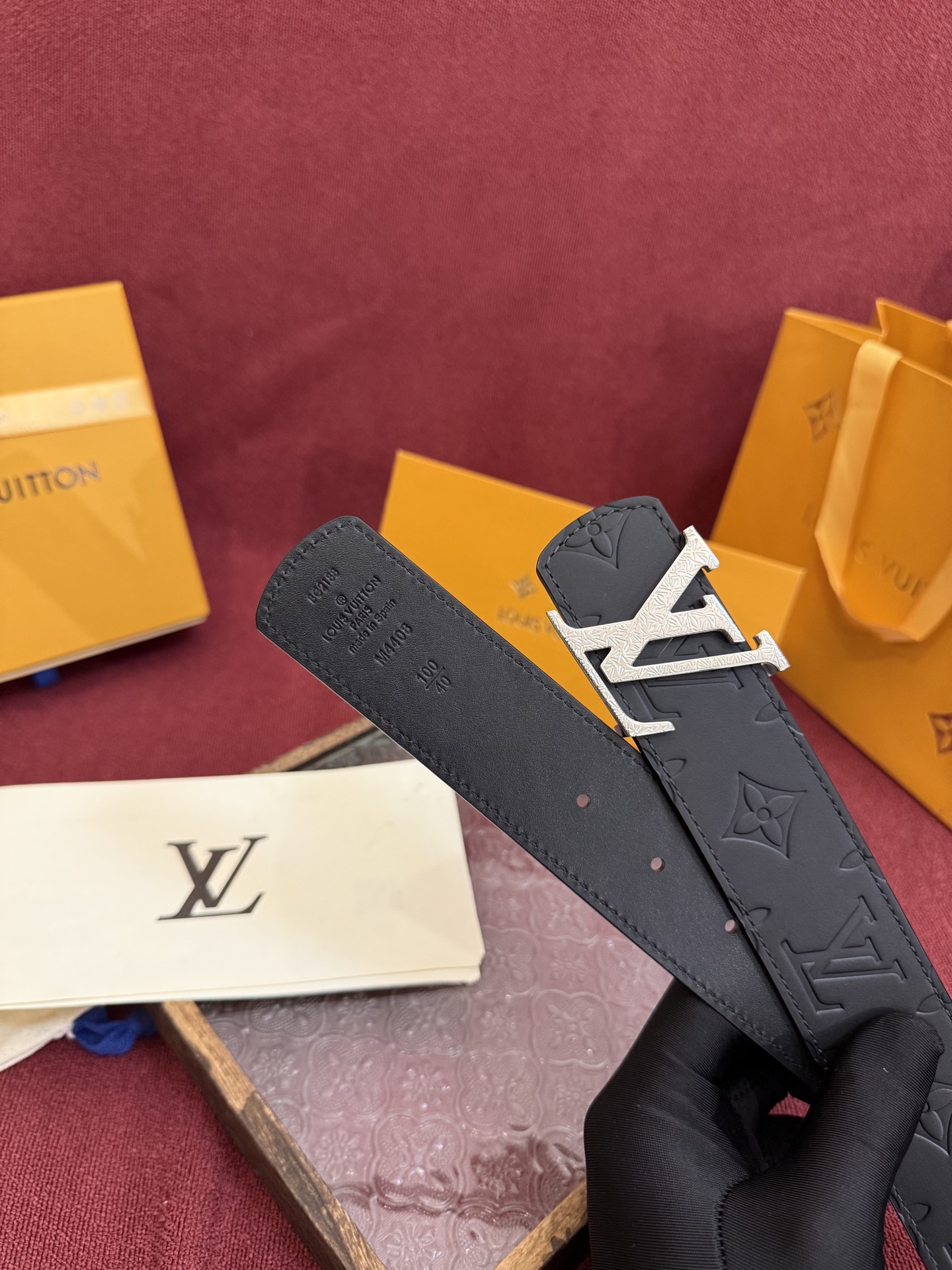 P LV Dimension 4.0双面腰带将经典格调引入新颖尺幅设计。皮革压印 LV 字母和 Mono