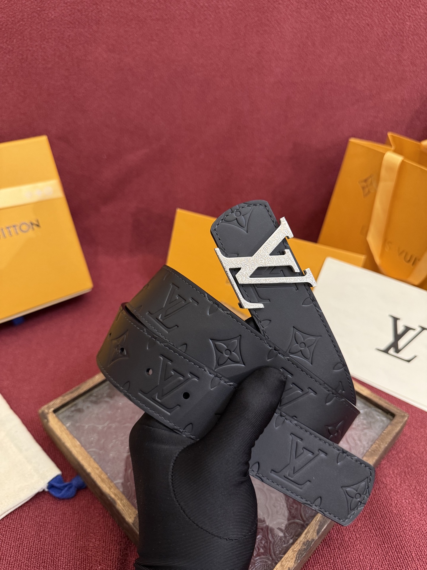 P LV Dimension 4.0双面腰带将经典格调引入新颖尺幅设计。皮革压印 LV 字母和 Mono