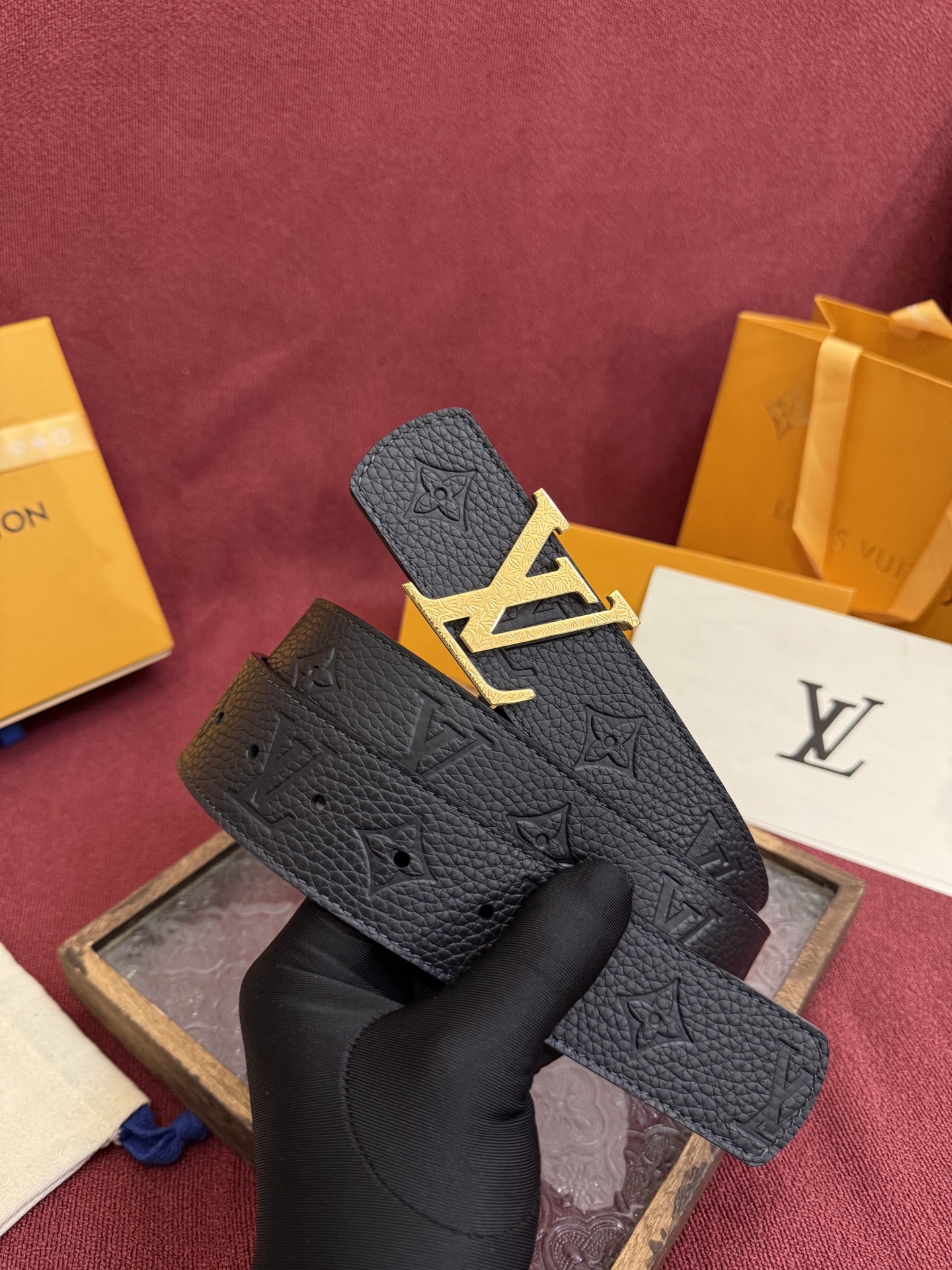 P LV Dimension 4.0双面腰带将经典格调引入新颖尺幅设计。皮革压印 LV 字母和 Mono