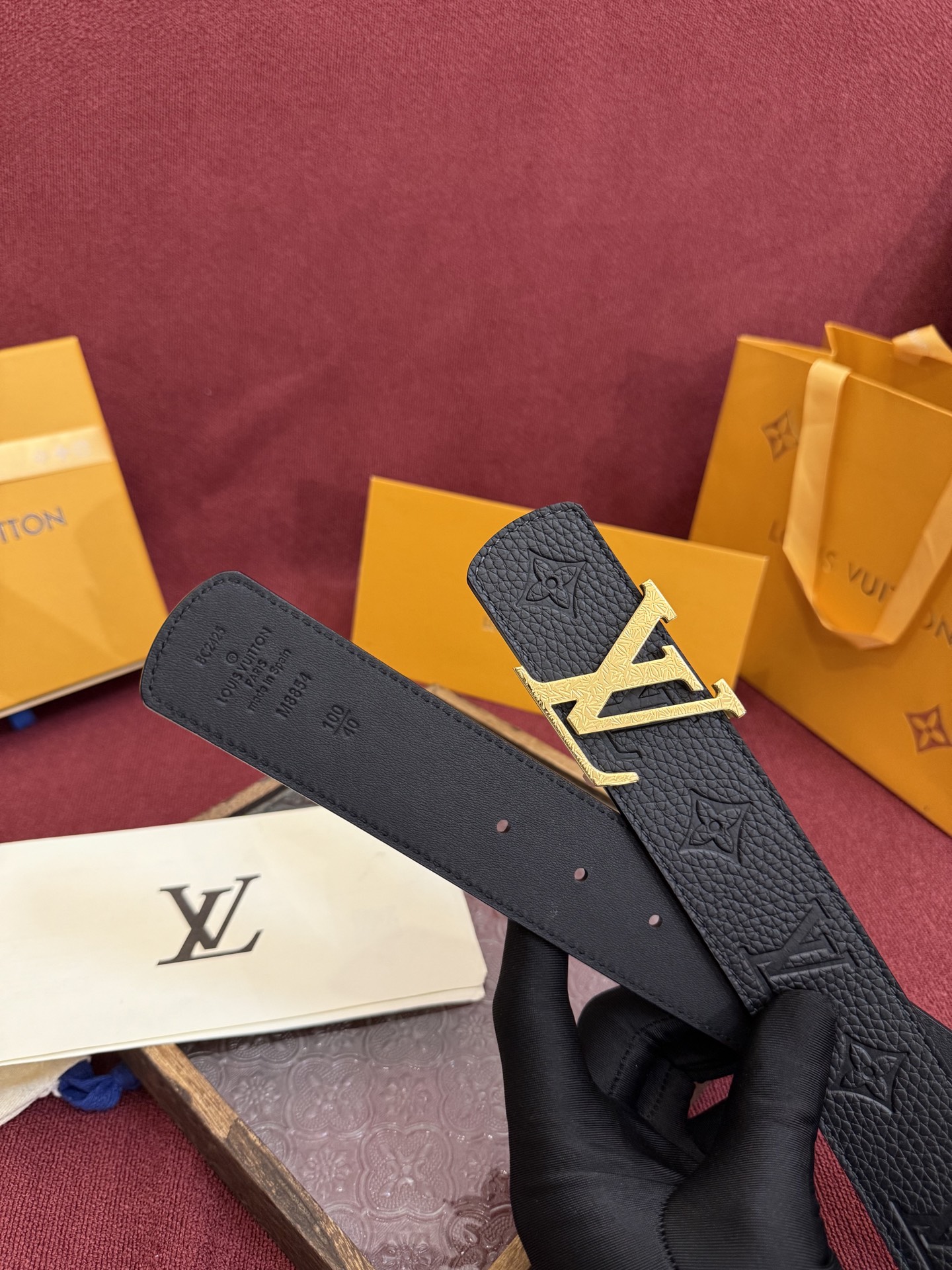 P LV Dimension 4.0双面腰带将经典格调引入新颖尺幅设计。皮革压印 LV 字母和 Mono