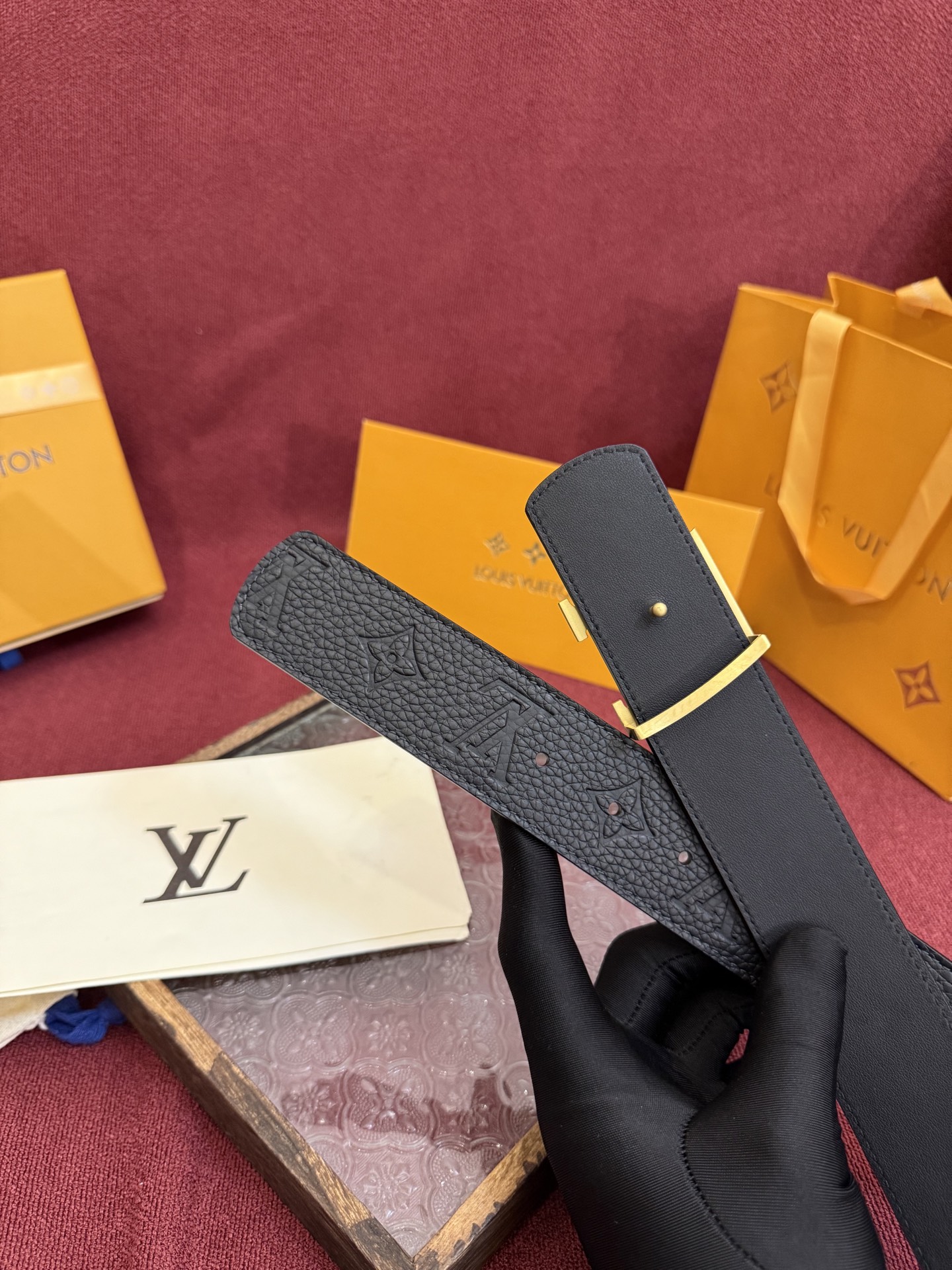 P LV Dimension 4.0双面腰带将经典格调引入新颖尺幅设计。皮革压印 LV 字母和 Mono