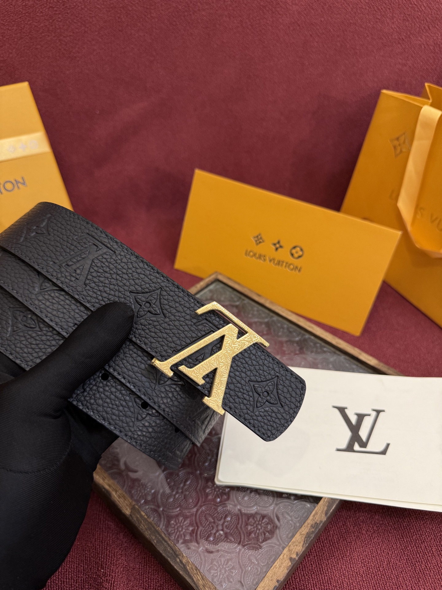 P LV Dimension 4.0双面腰带将经典格调引入新颖尺幅设计。皮革压印 LV 字母和 Mono