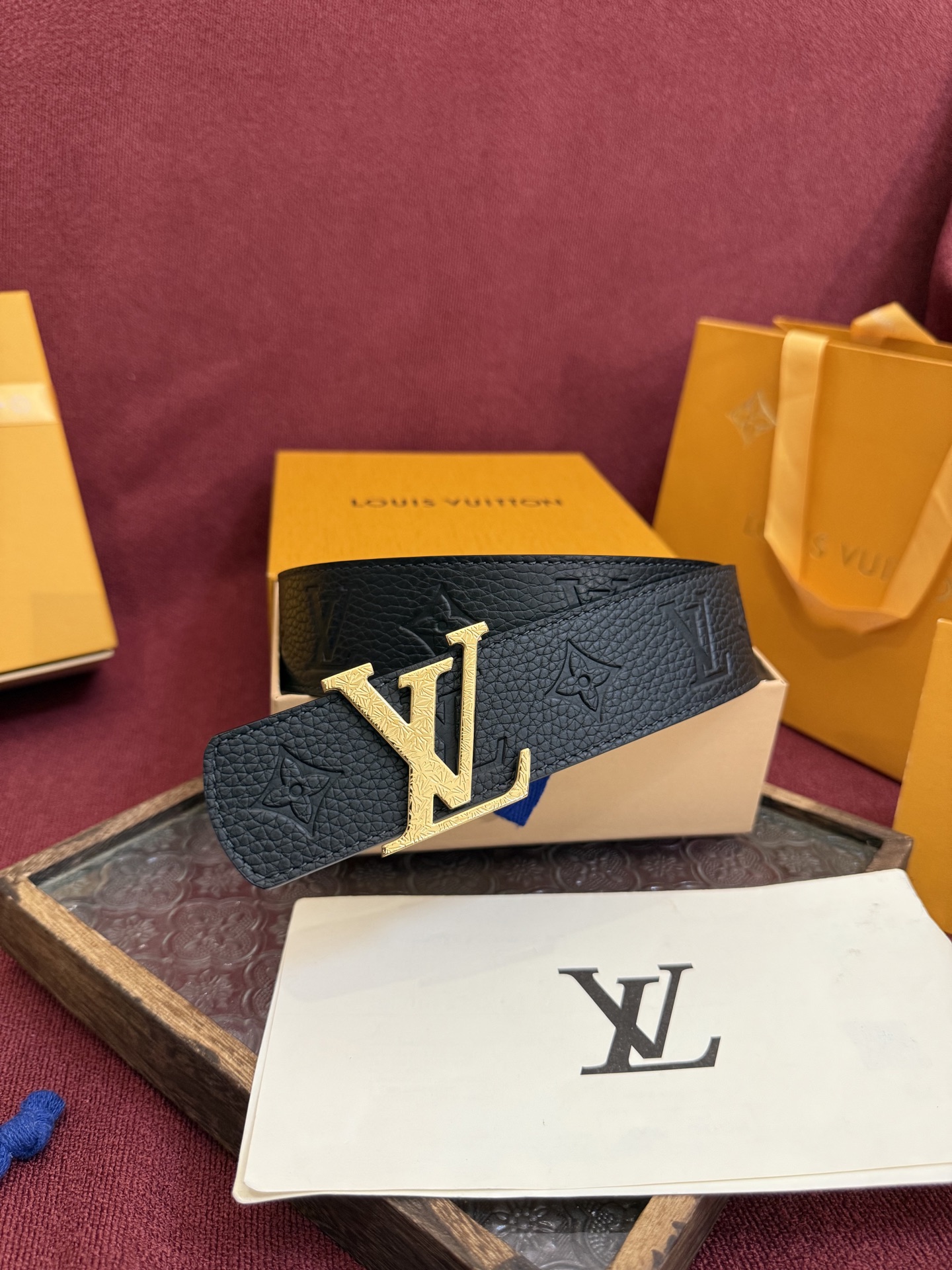 P LV Dimension 4.0双面腰带将经典格调引入新颖尺幅设计。皮革压印 LV 字母和 Mono