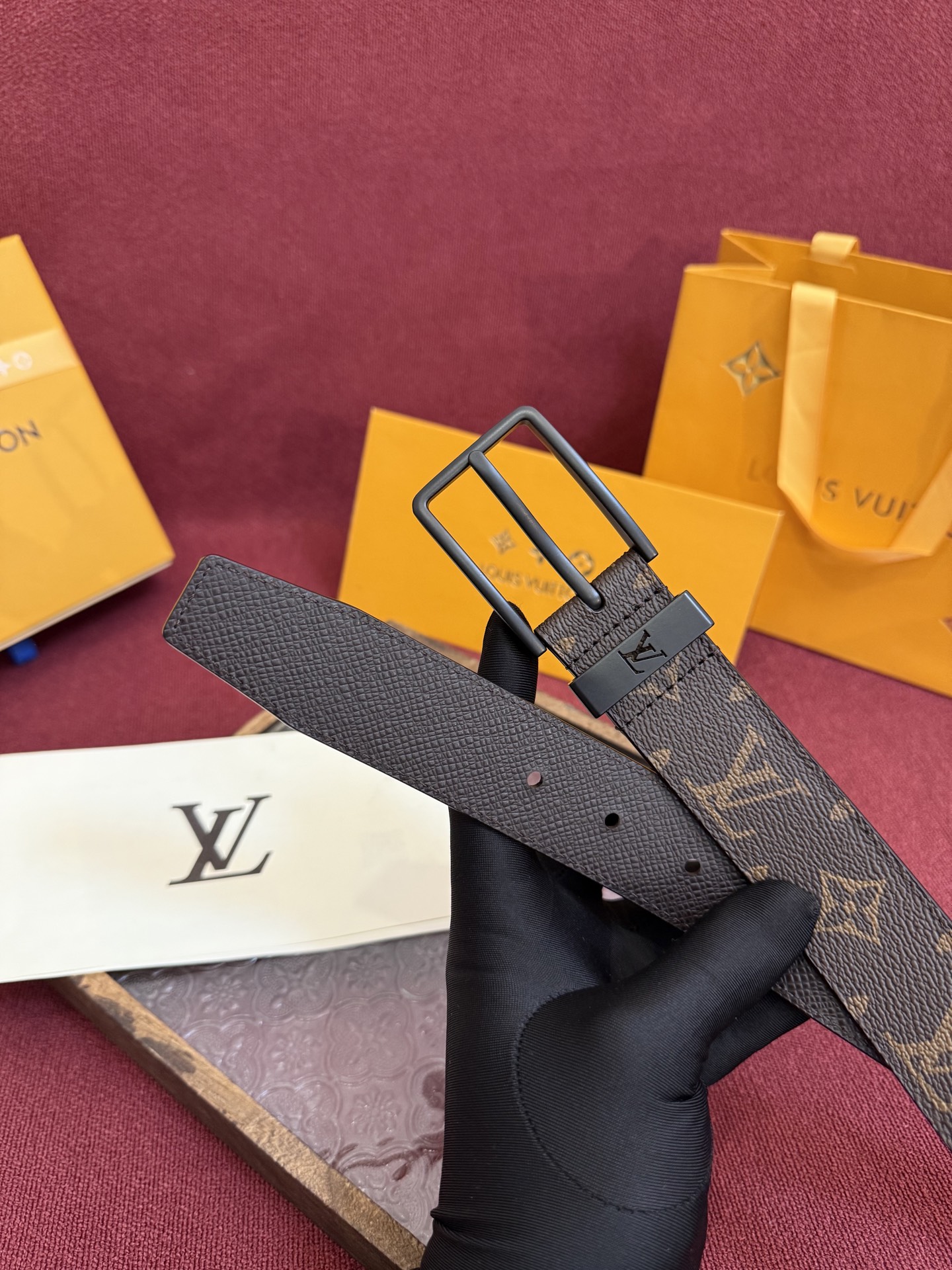 P 3.5针扣新款 LV 腰带出自 2025新款压字母Monogram 花卉，展现西部牛仔的灵感启发。双