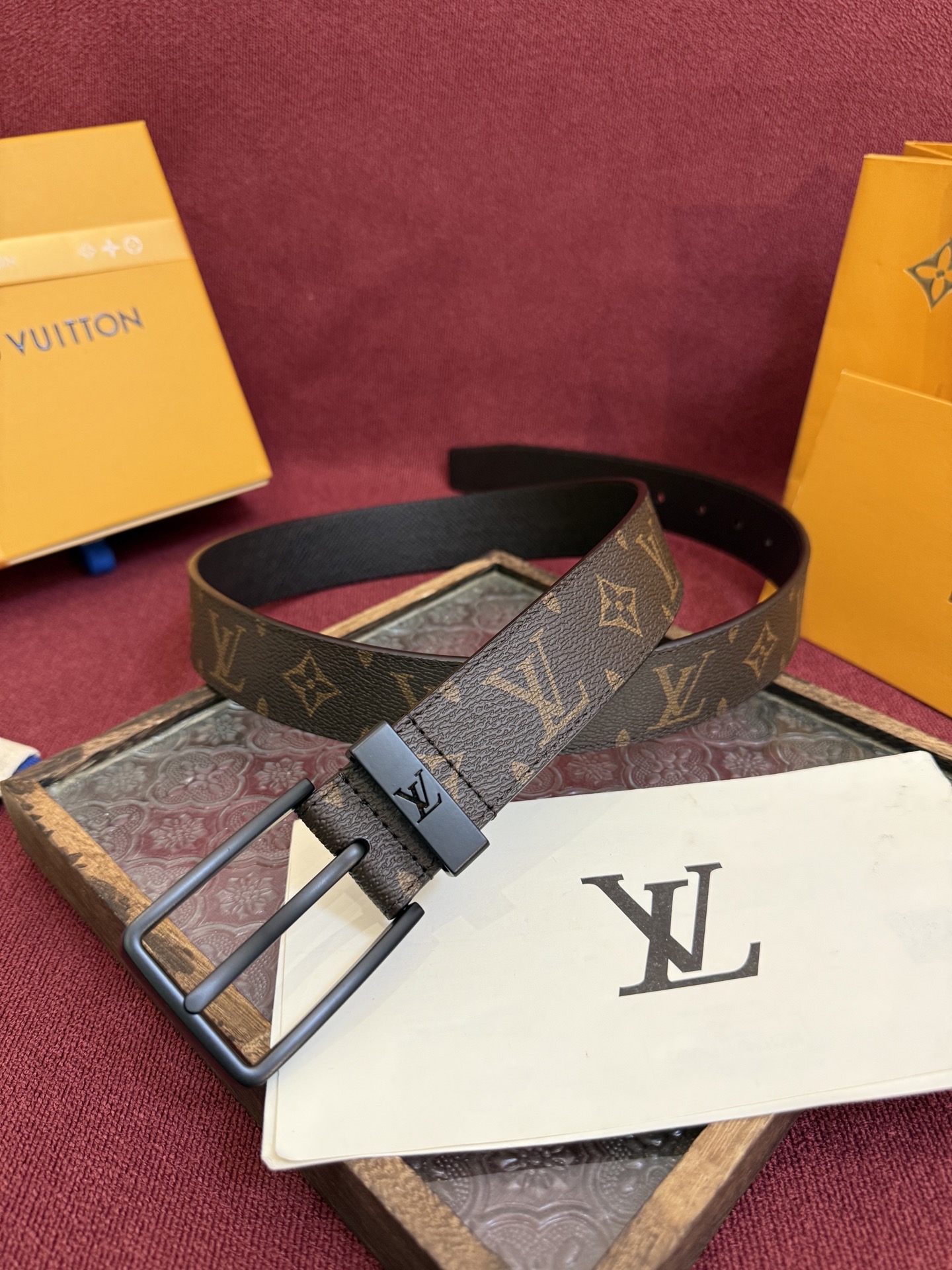 P 3.5针扣新款 LV 腰带出自 2025新款压字母Monogram 花卉，展现西部牛仔的灵感启发。双