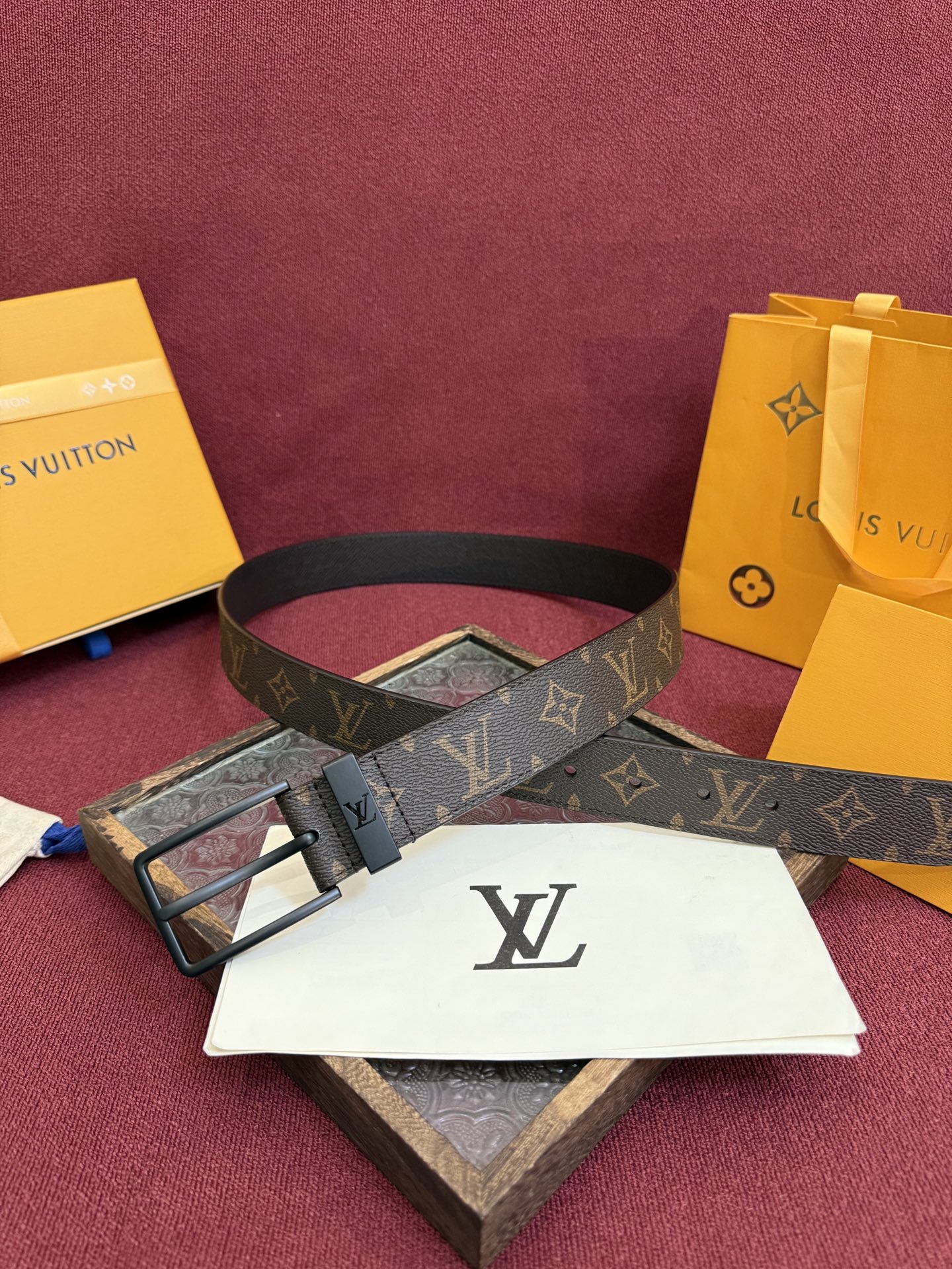 P 3.5针扣新款 LV 腰带出自 2025新款压字母Monogram 花卉，展现西部牛仔的灵感启发。双
