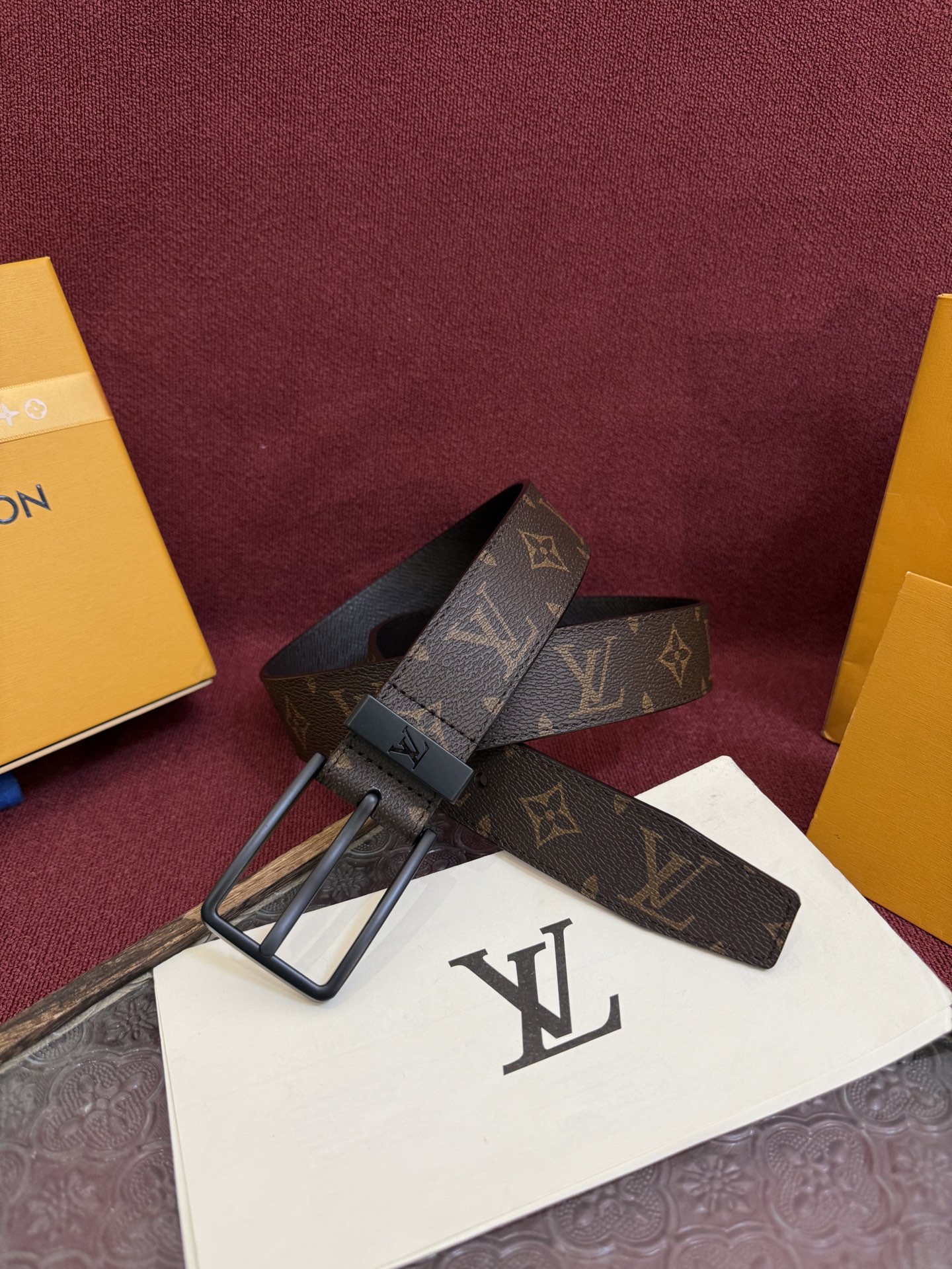 P 3.5针扣新款 LV 腰带出自 2025新款压字母Monogram 花卉，展现西部牛仔的灵感启发。双