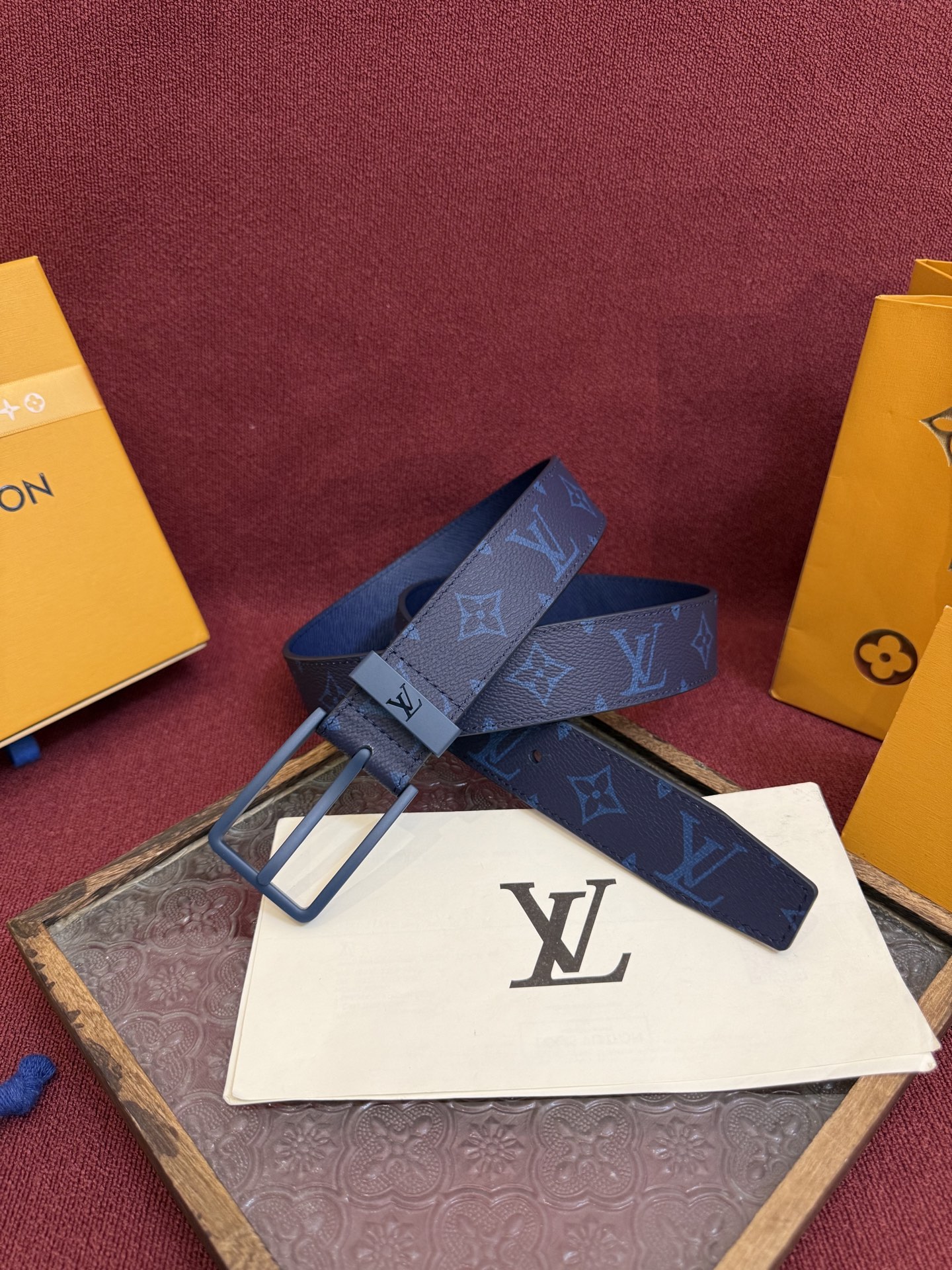 P 3.5针扣新款 LV 腰带出自 2025新款压字母Monogram 花卉，展现西部牛仔的灵感启发。双