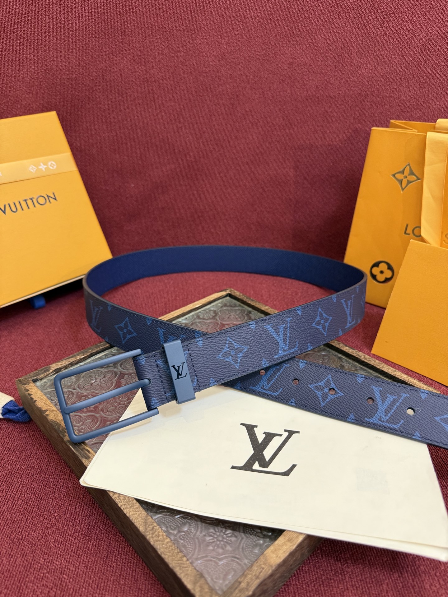P 3.5针扣新款 LV 腰带出自 2025新款压字母Monogram 花卉，展现西部牛仔的灵感启发。双