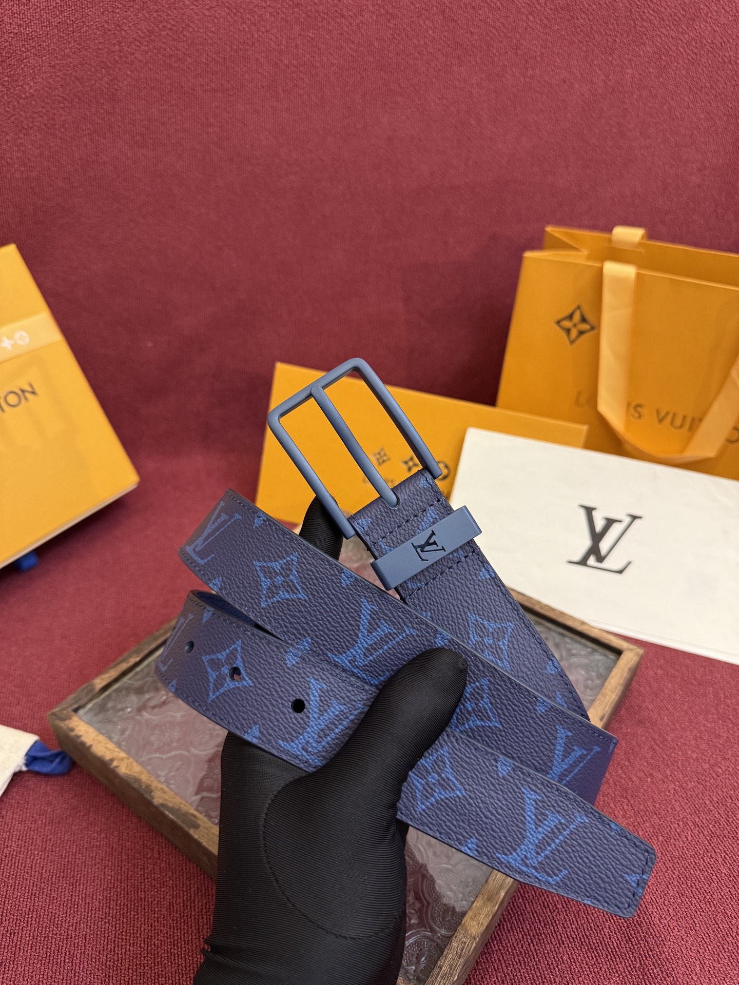 P 3.5针扣新款 LV 腰带出自 2025新款压字母Monogram 花卉，展现西部牛仔的灵感启发。双