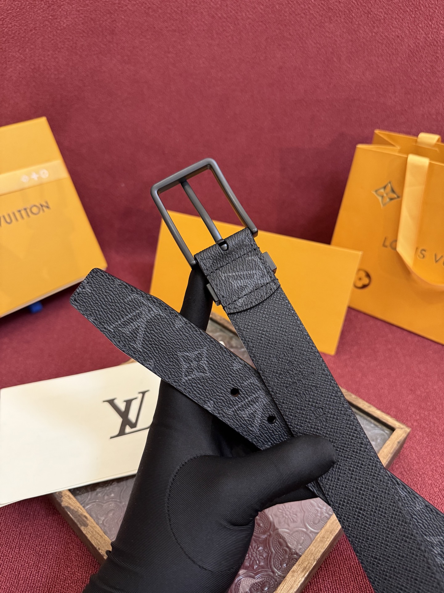 P 3.5针扣新款 LV 腰带出自 2025新款压字母Monogram 花卉，展现西部牛仔的灵感启发。双