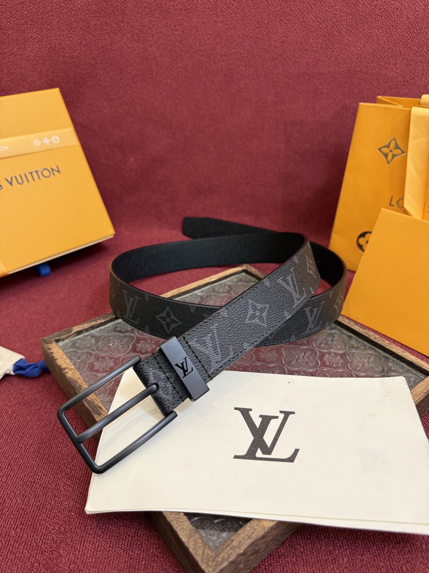 P 3.5针扣新款 LV 腰带出自 2025新款压字母Monogram 花卉，展现西部牛仔的灵感启发。双
