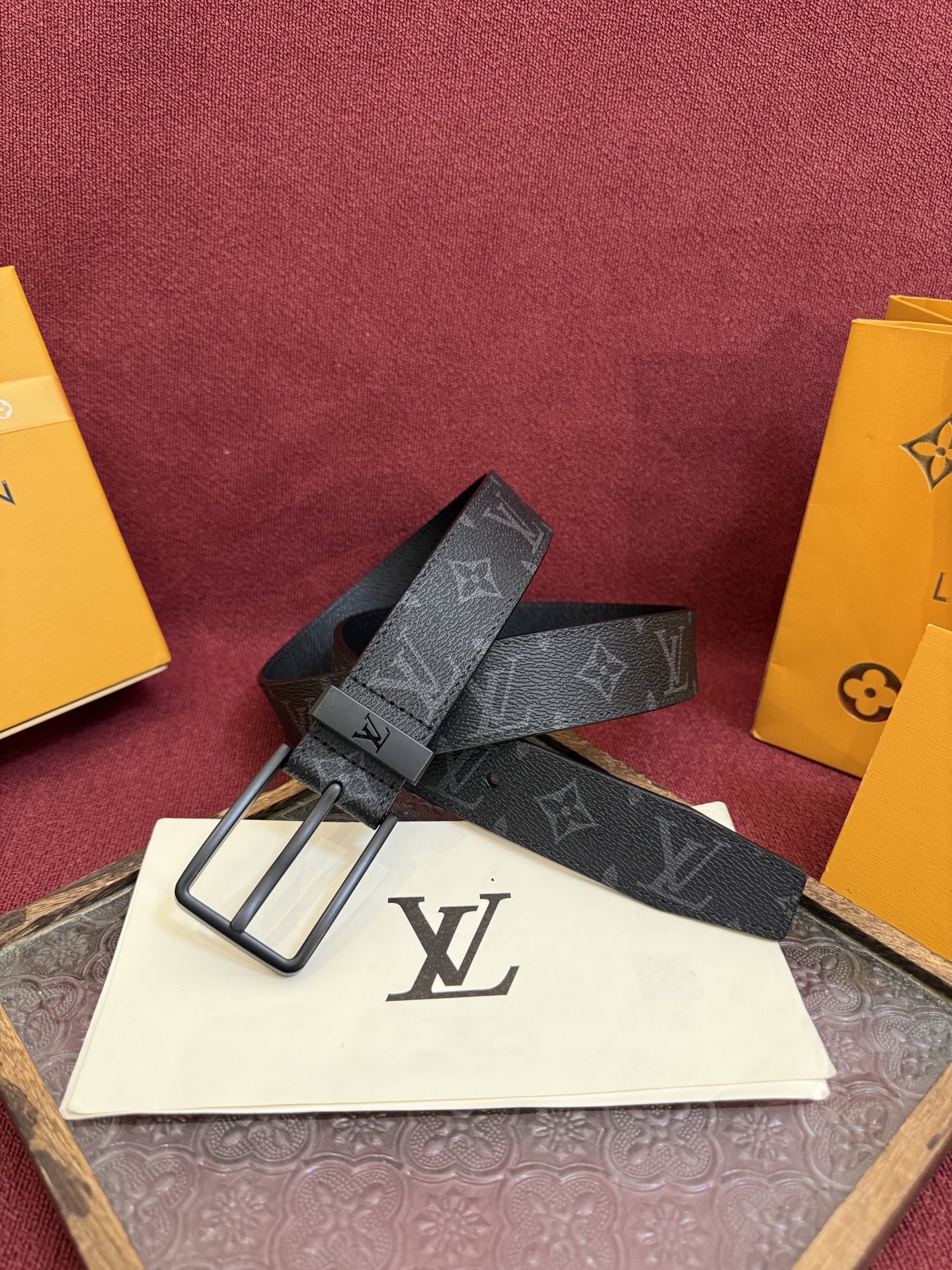 P 3.5针扣新款 LV 腰带出自 2025新款压字母Monogram 花卉，展现西部牛仔的灵感启发。双