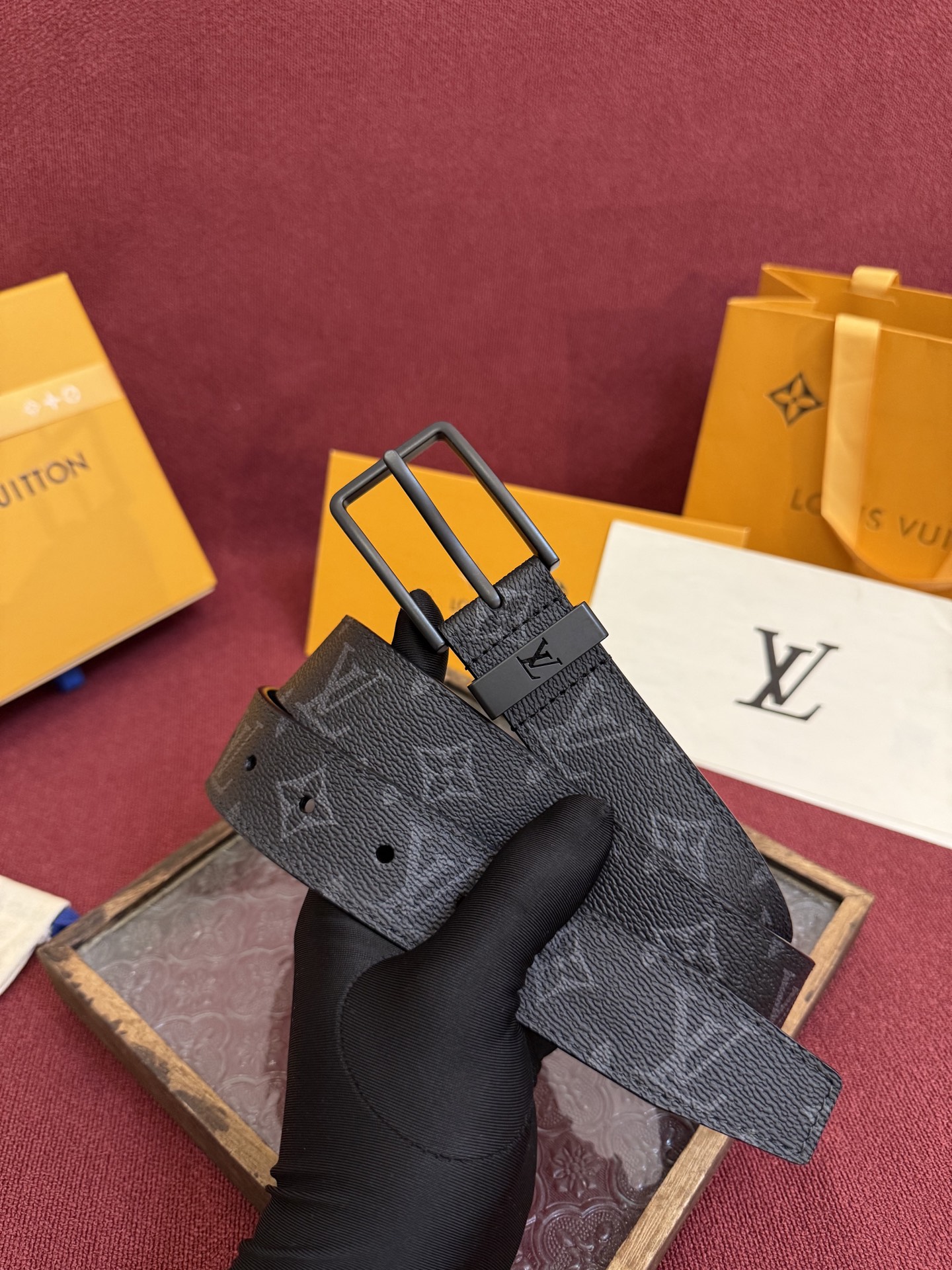 P 3.5针扣新款 LV 腰带出自 2025新款压字母Monogram 花卉，展现西部牛仔的灵感启发。双