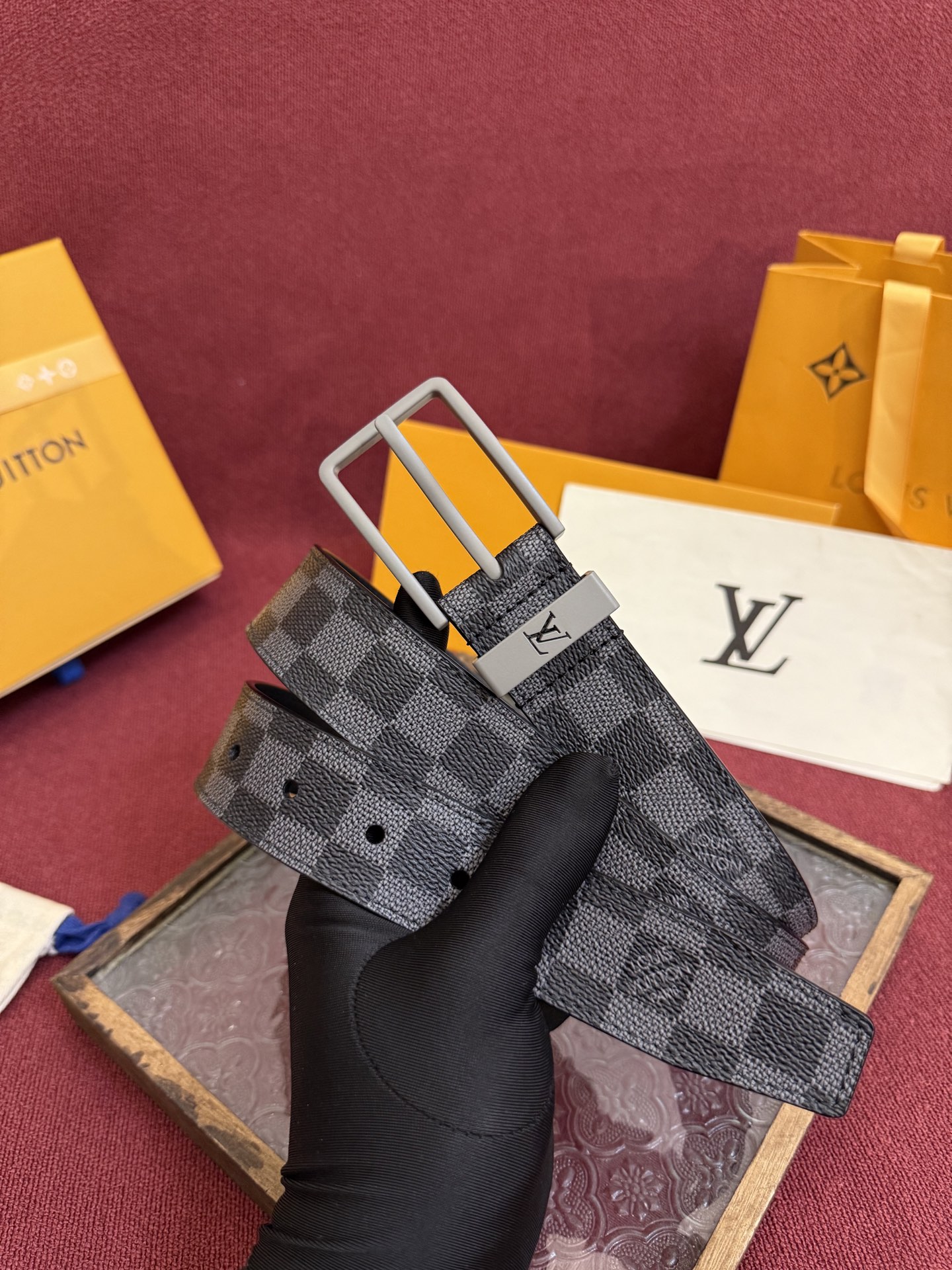 P 3.5针扣新款 LV 腰带出自 2025新款压字母Monogram 花卉，展现西部牛仔的灵感启发。双