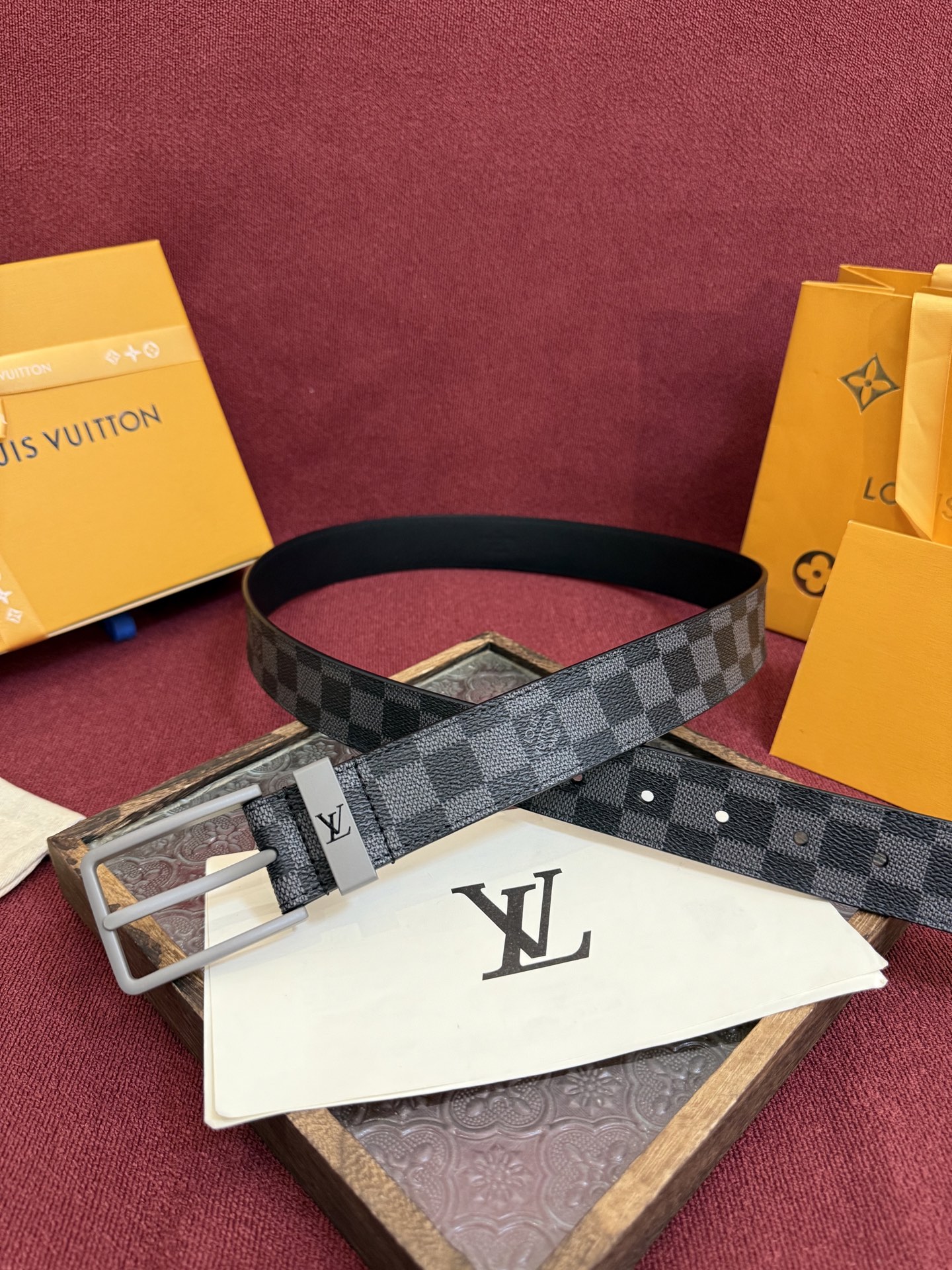 P 3.5针扣新款 LV 腰带出自 2025新款压字母Monogram 花卉，展现西部牛仔的灵感启发。双