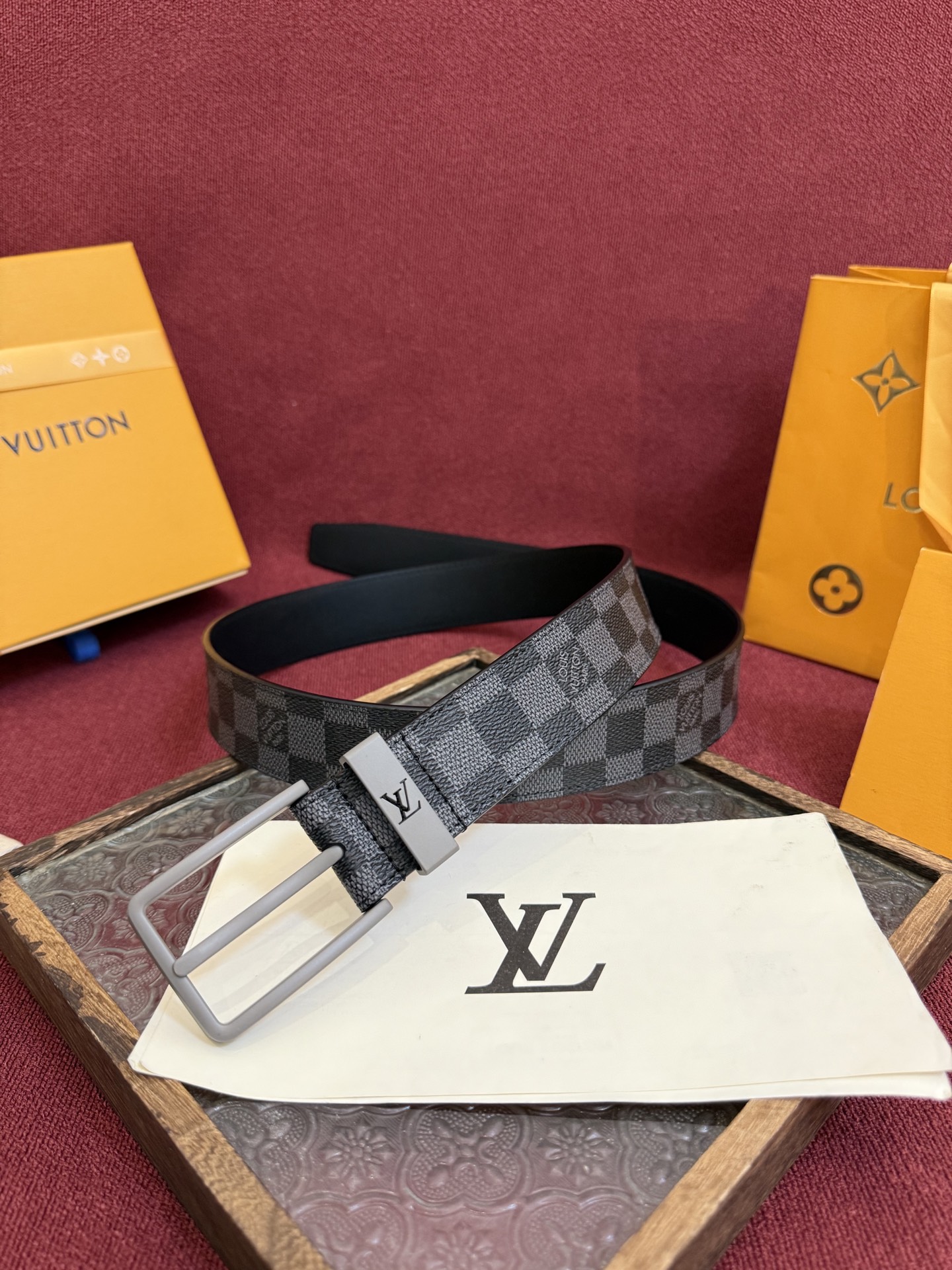P 3.5针扣新款 LV 腰带出自 2025新款压字母Monogram 花卉，展现西部牛仔的灵感启发。双