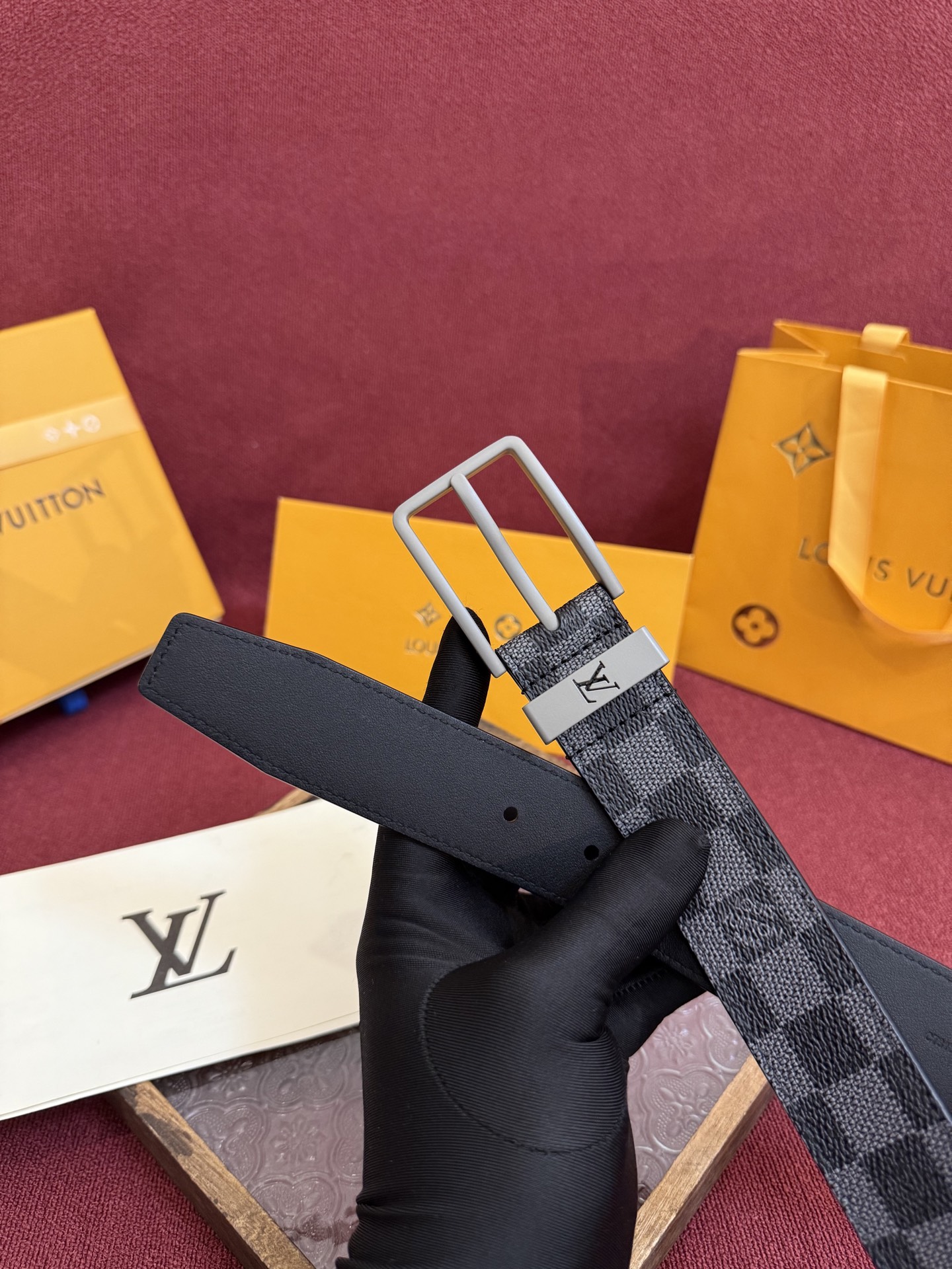 P 3.5针扣新款 LV 腰带出自 2025新款压字母Monogram 花卉，展现西部牛仔的灵感启发。双