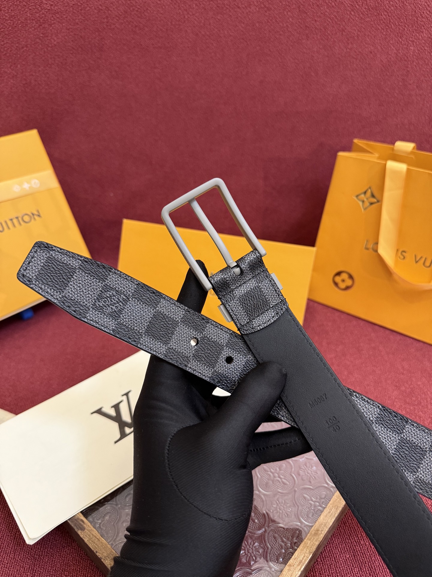 P 3.5针扣新款 LV 腰带出自 2025新款压字母Monogram 花卉，展现西部牛仔的灵感启发。双