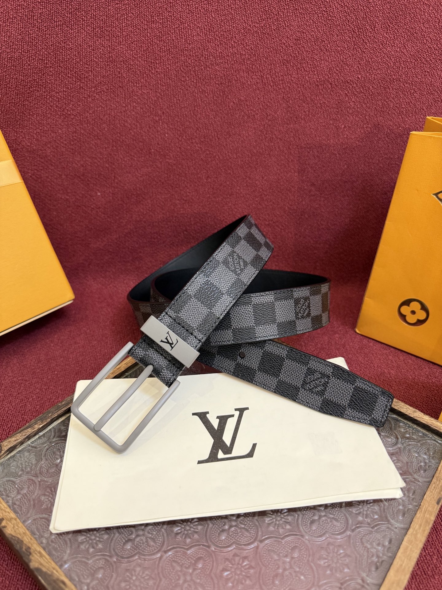 P 3.5针扣新款 LV 腰带出自 2025新款压字母Monogram 花卉，展现西部牛仔的灵感启发。双