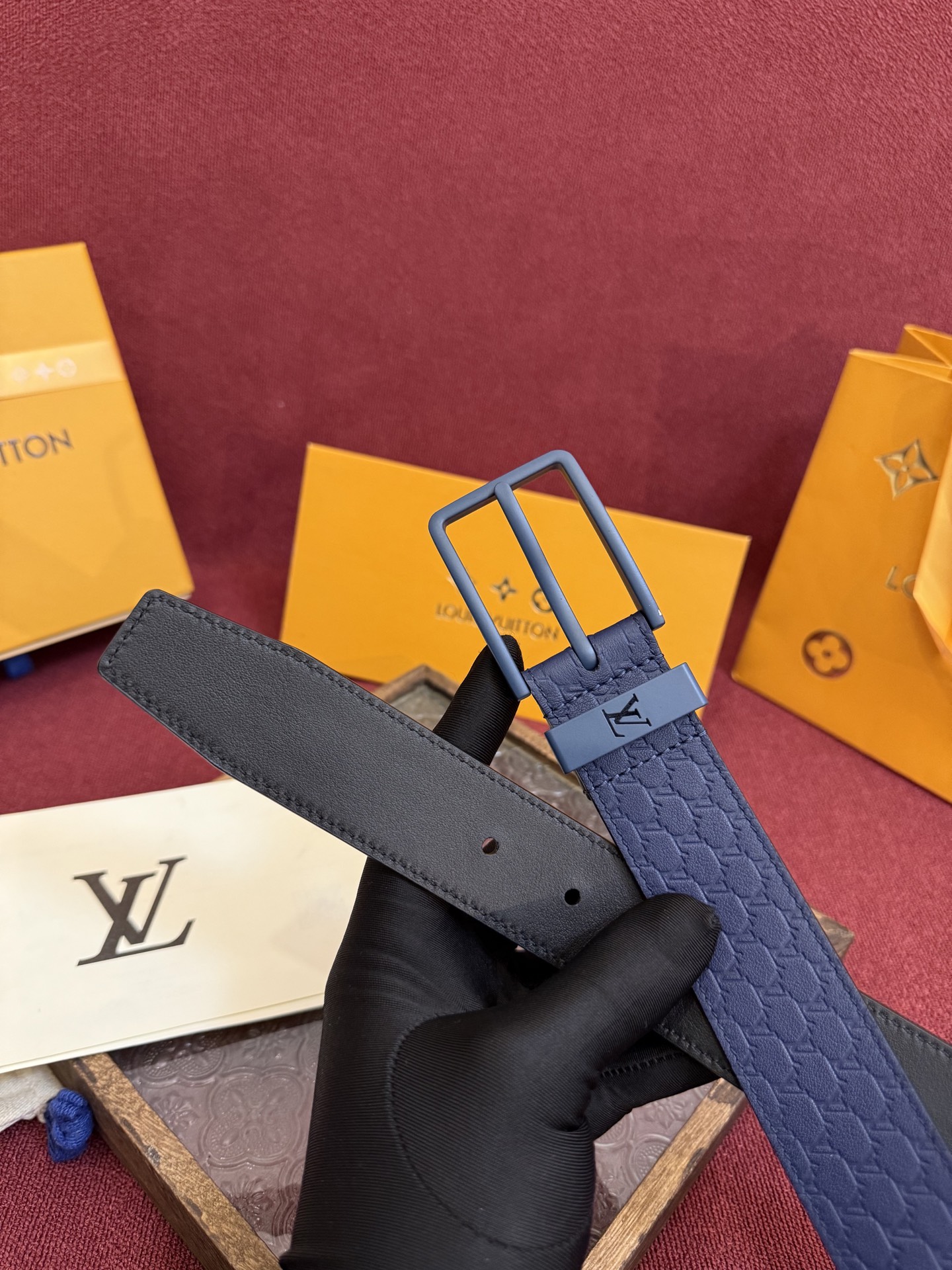 P 3.5针扣新款 LV 腰带出自 2025新款压字母Monogram 花卉，展现西部牛仔的灵感启发。双