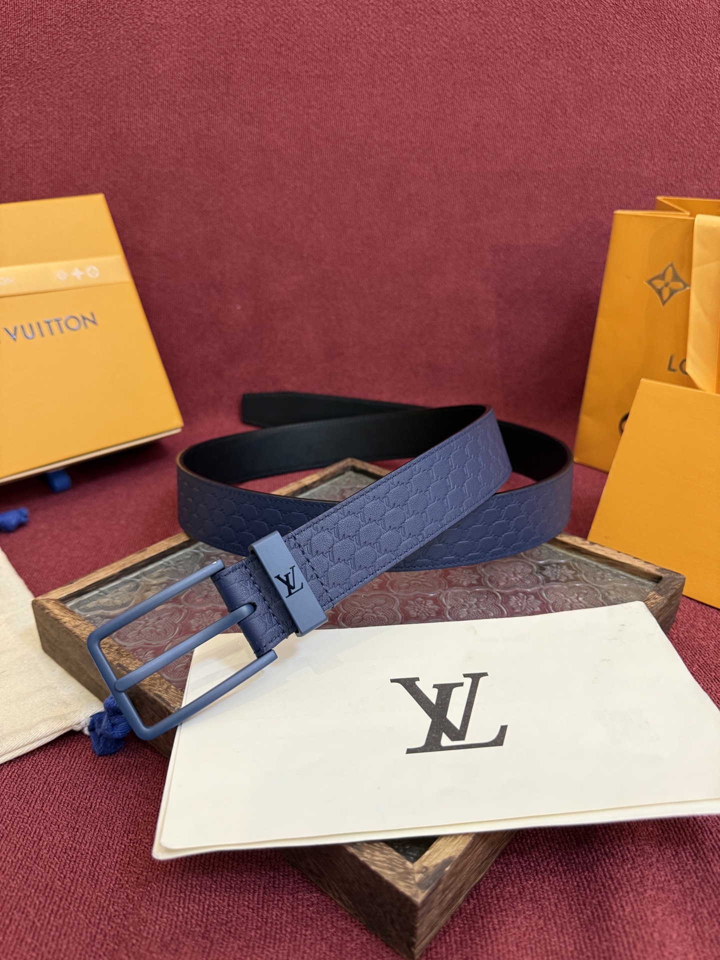 P 3.5针扣新款 LV 腰带出自 2025新款压字母Monogram 花卉，展现西部牛仔的灵感启发。双