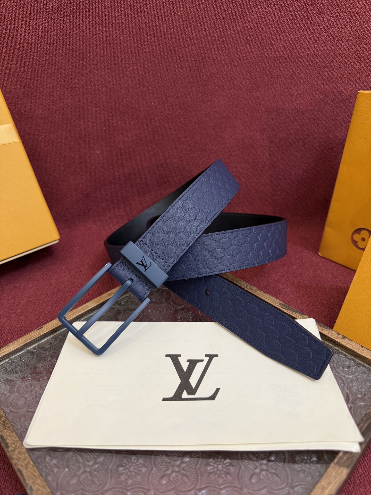P 3.5针扣新款 LV 腰带出自 2025新款压字母Monogram 花卉，展现西部牛仔的灵感启发。双