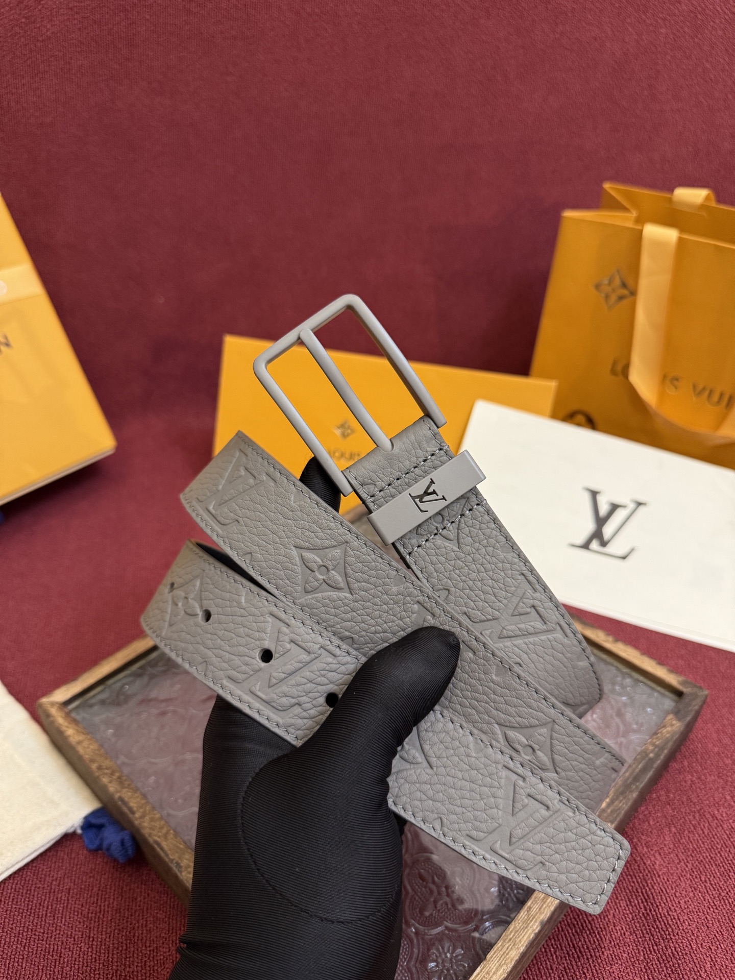 P 3.5针扣新款 LV 腰带出自 2025新款压字母Monogram 花卉，展现西部牛仔的灵感启发。双