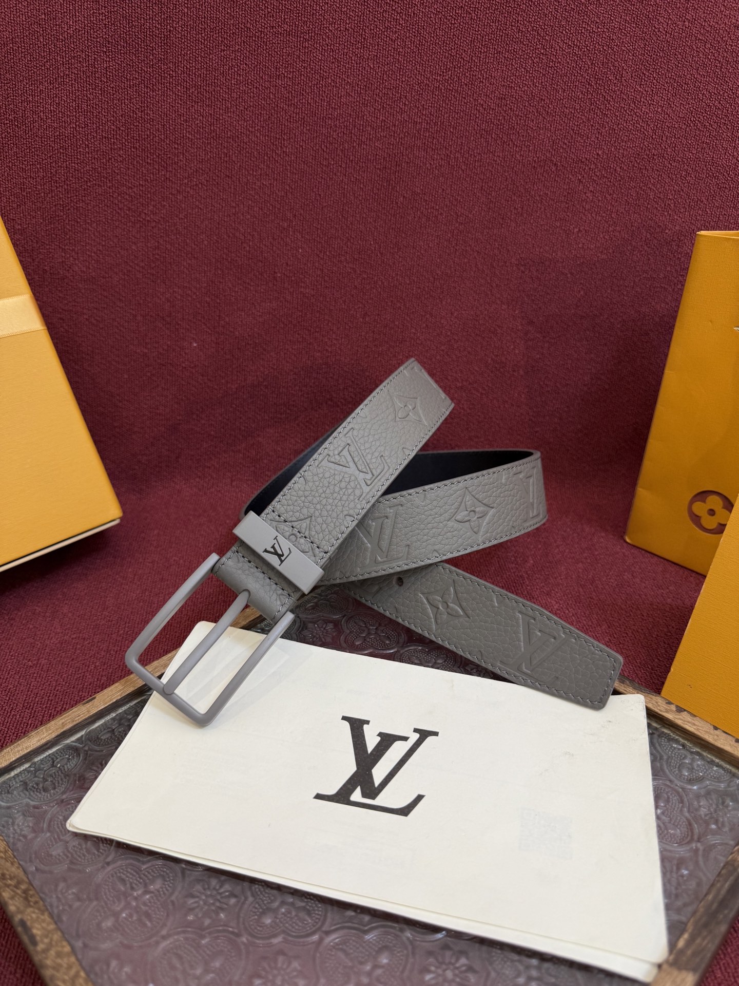 P 3.5针扣新款 LV 腰带出自 2025新款压字母Monogram 花卉，展现西部牛仔的灵感启发。双