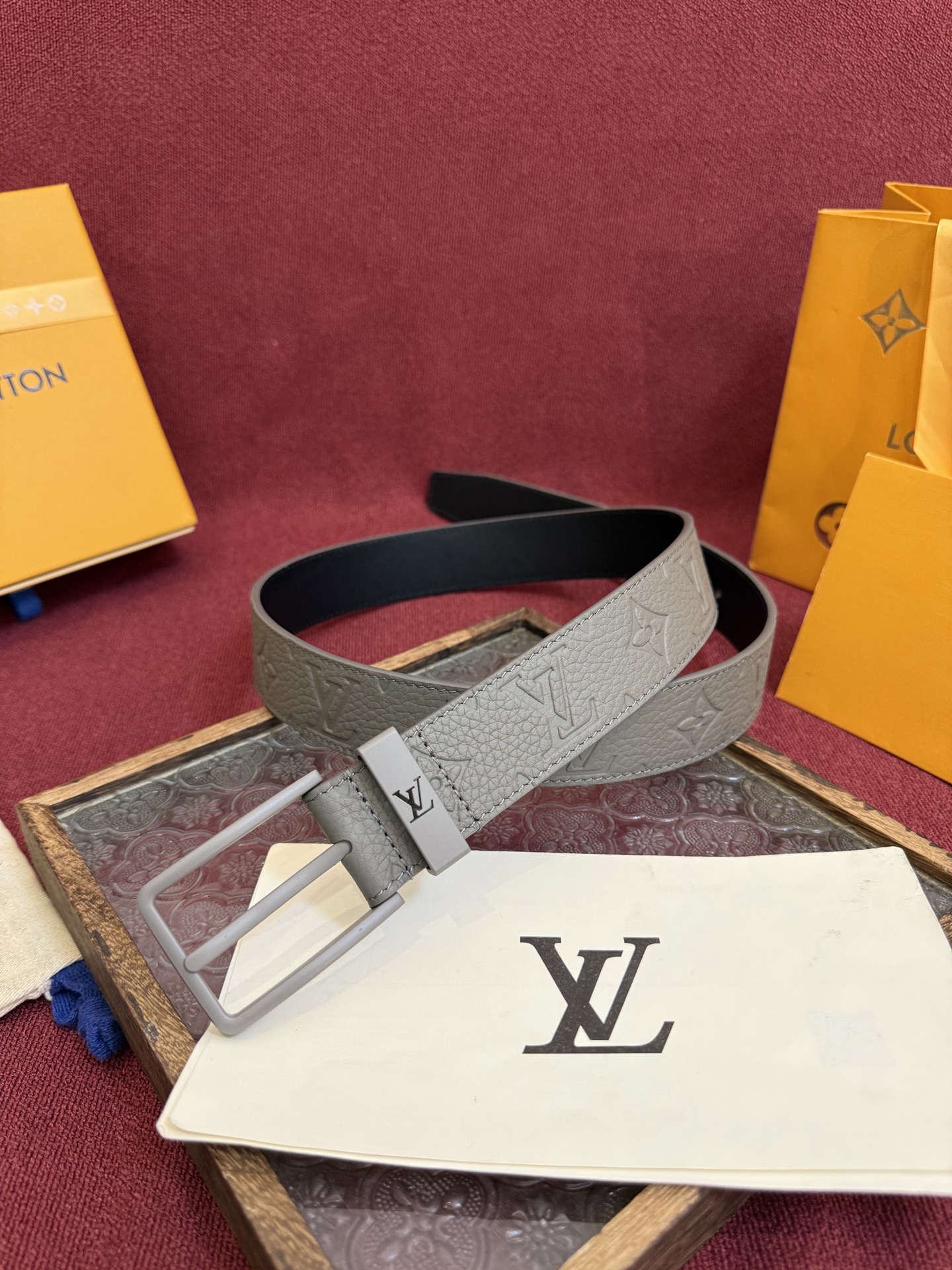 P 3.5针扣新款 LV 腰带出自 2025新款压字母Monogram 花卉，展现西部牛仔的灵感启发。双