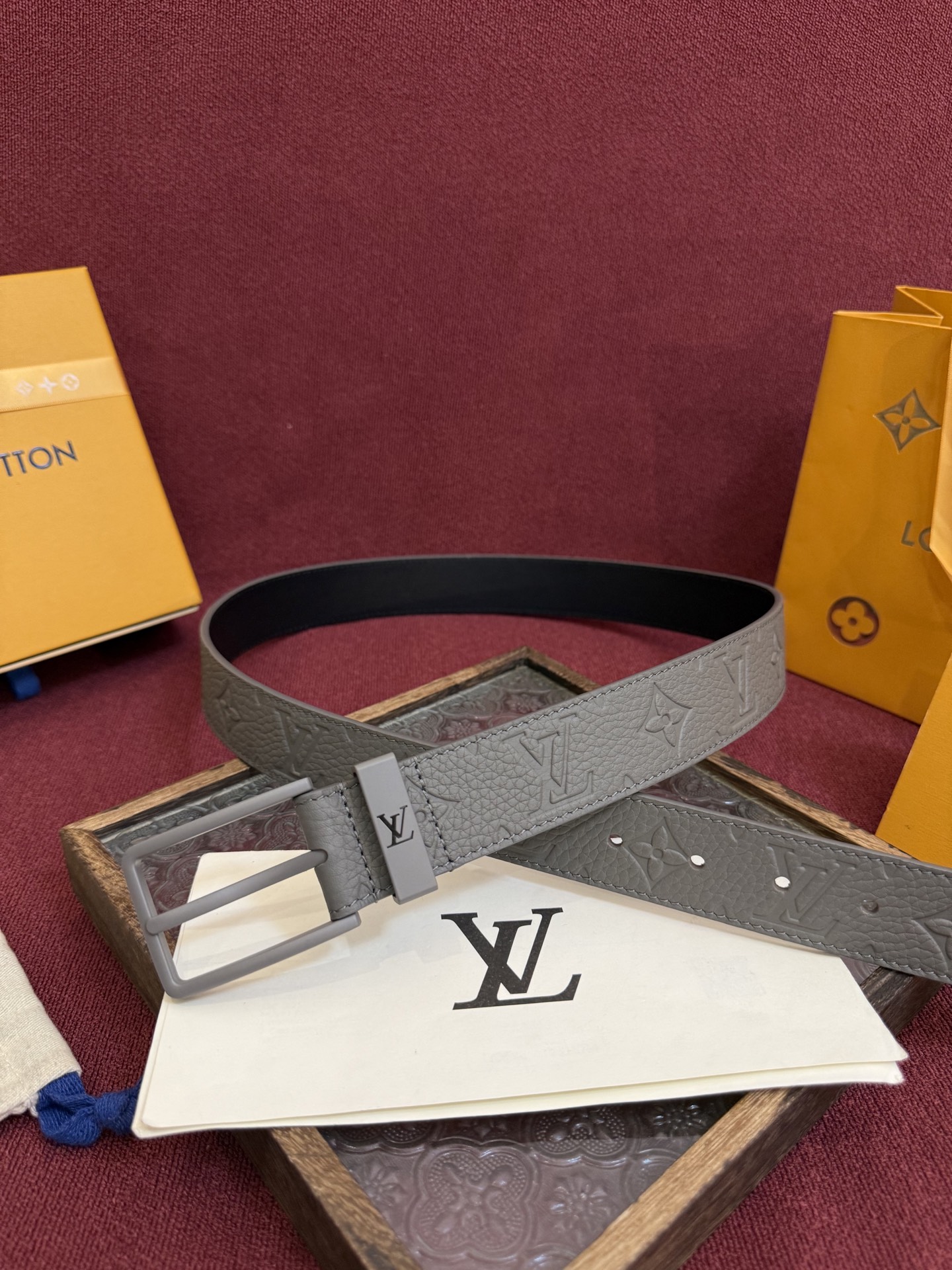 P 3.5针扣新款 LV 腰带出自 2025新款压字母Monogram 花卉，展现西部牛仔的灵感启发。双