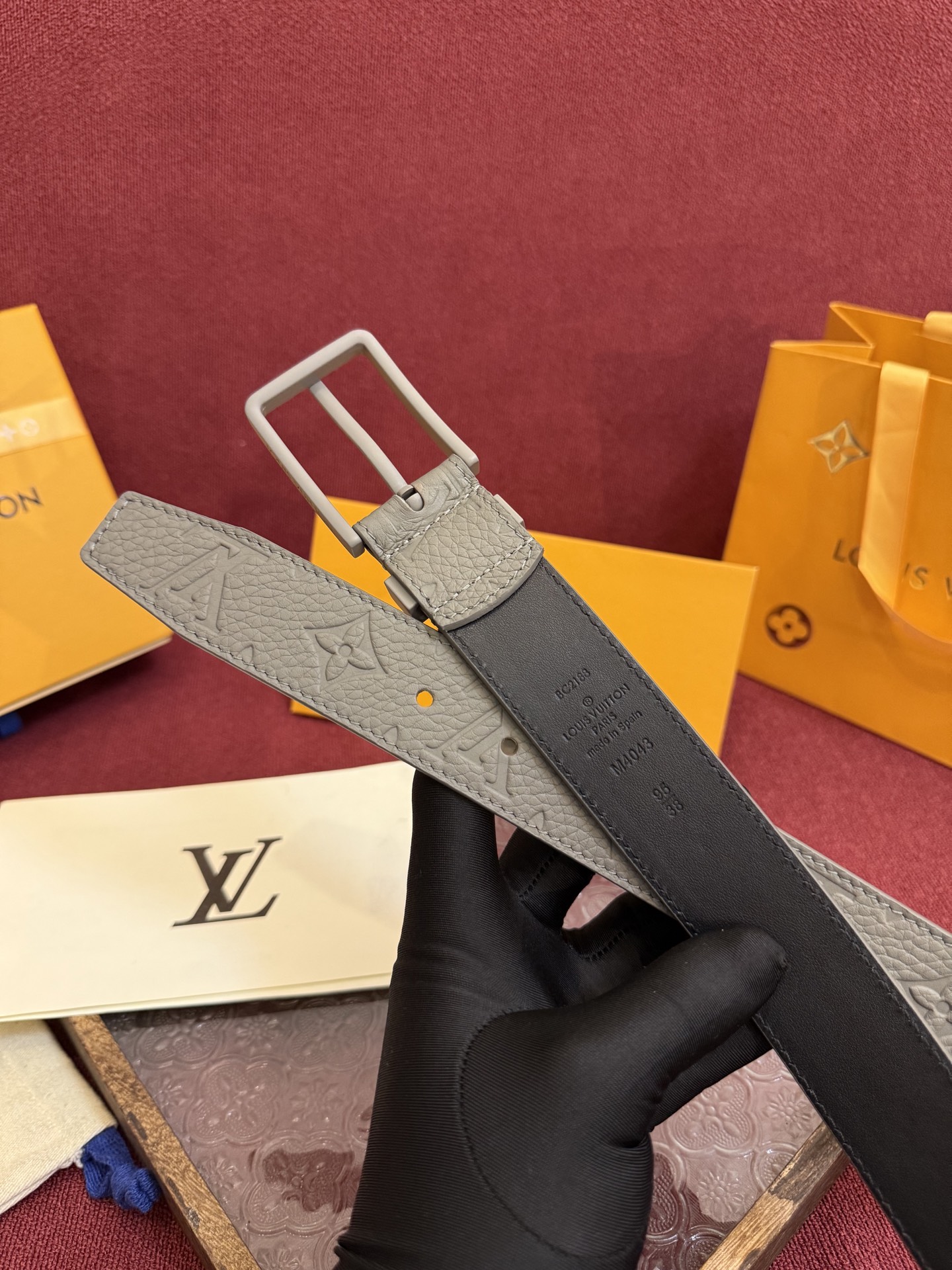 P 3.5针扣新款 LV 腰带出自 2025新款压字母Monogram 花卉，展现西部牛仔的灵感启发。双