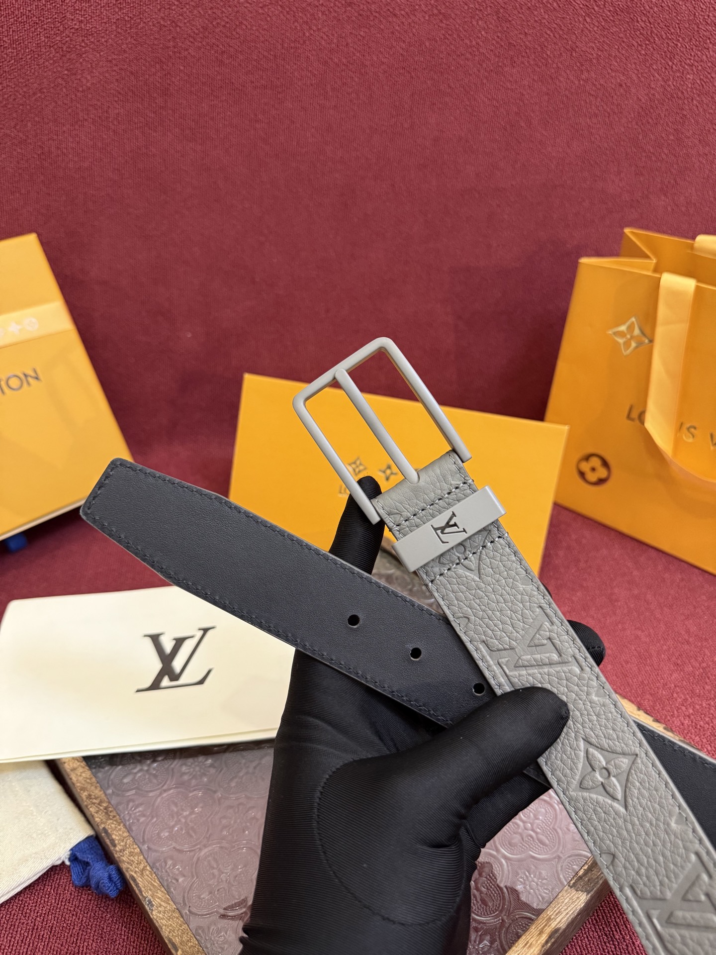 P 3.5针扣新款 LV 腰带出自 2025新款压字母Monogram 花卉，展现西部牛仔的灵感启发。双