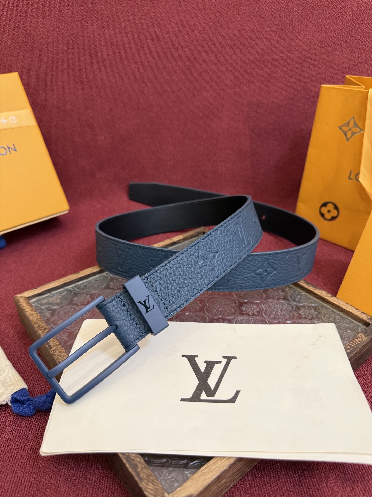 P 3.5针扣新款 LV 腰带出自 2025新款压字母Monogram 花卉，展现西部牛仔的灵感启发。双