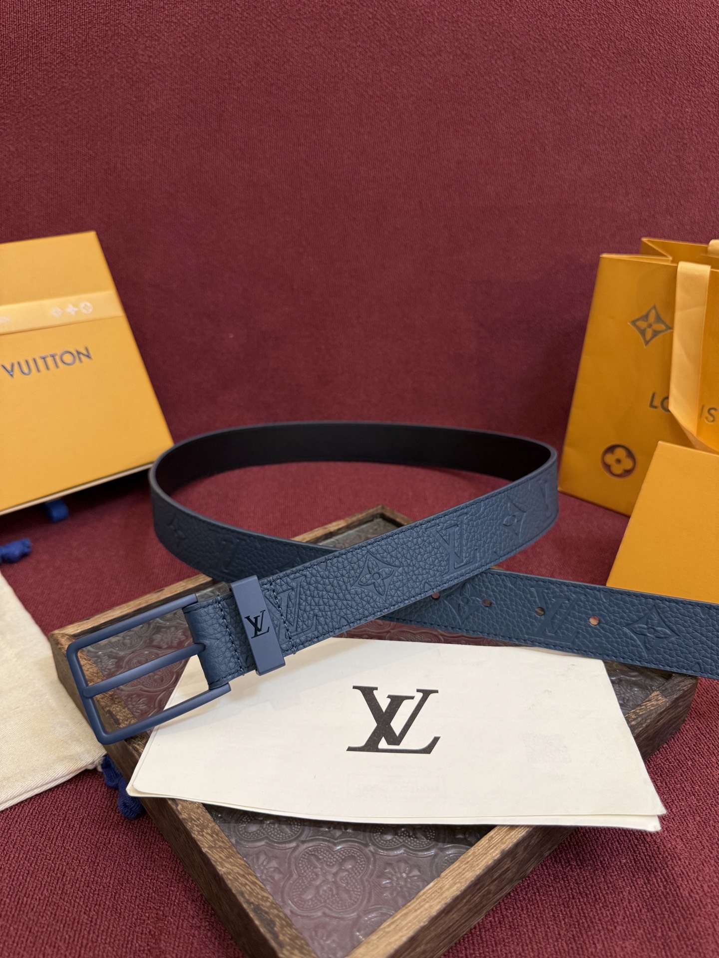 P 3.5针扣新款 LV 腰带出自 2025新款压字母Monogram 花卉，展现西部牛仔的灵感启发。双