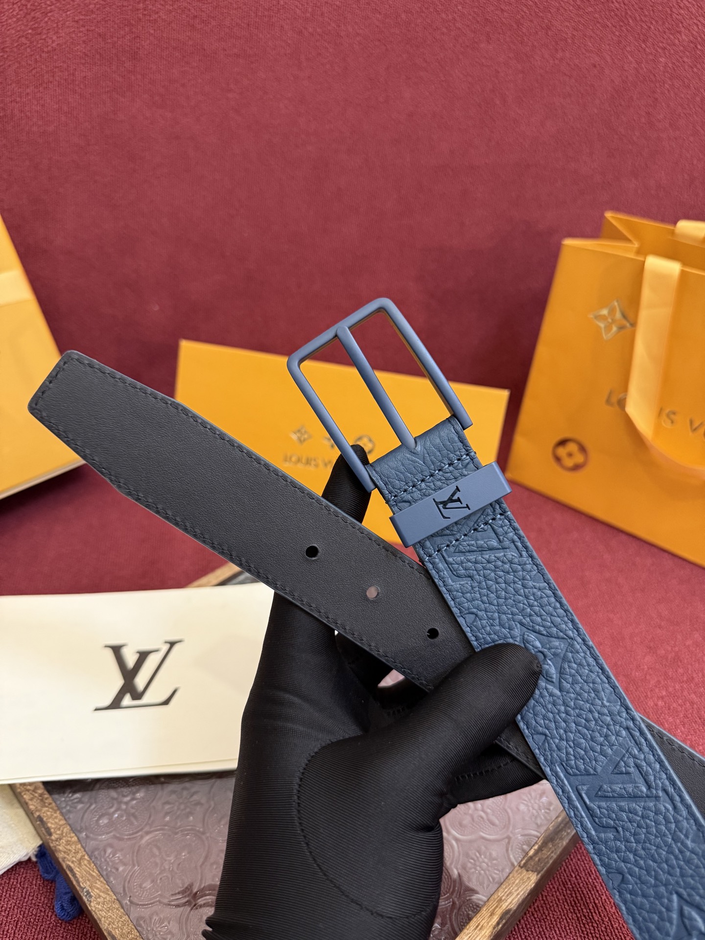 P 3.5针扣新款 LV 腰带出自 2025新款压字母Monogram 花卉，展现西部牛仔的灵感启发。双