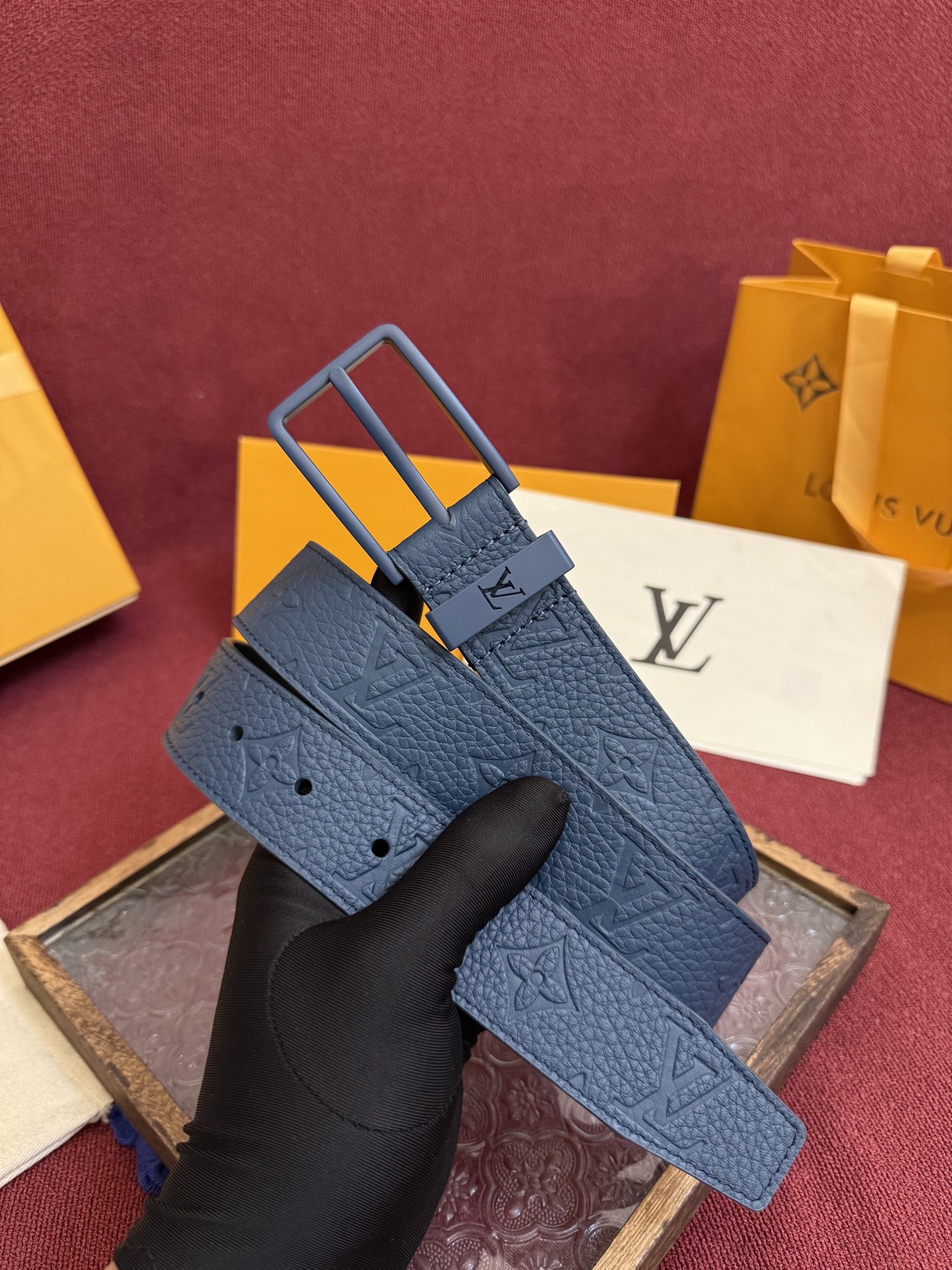 P 3.5针扣新款 LV 腰带出自 2025新款压字母Monogram 花卉，展现西部牛仔的灵感启发。双