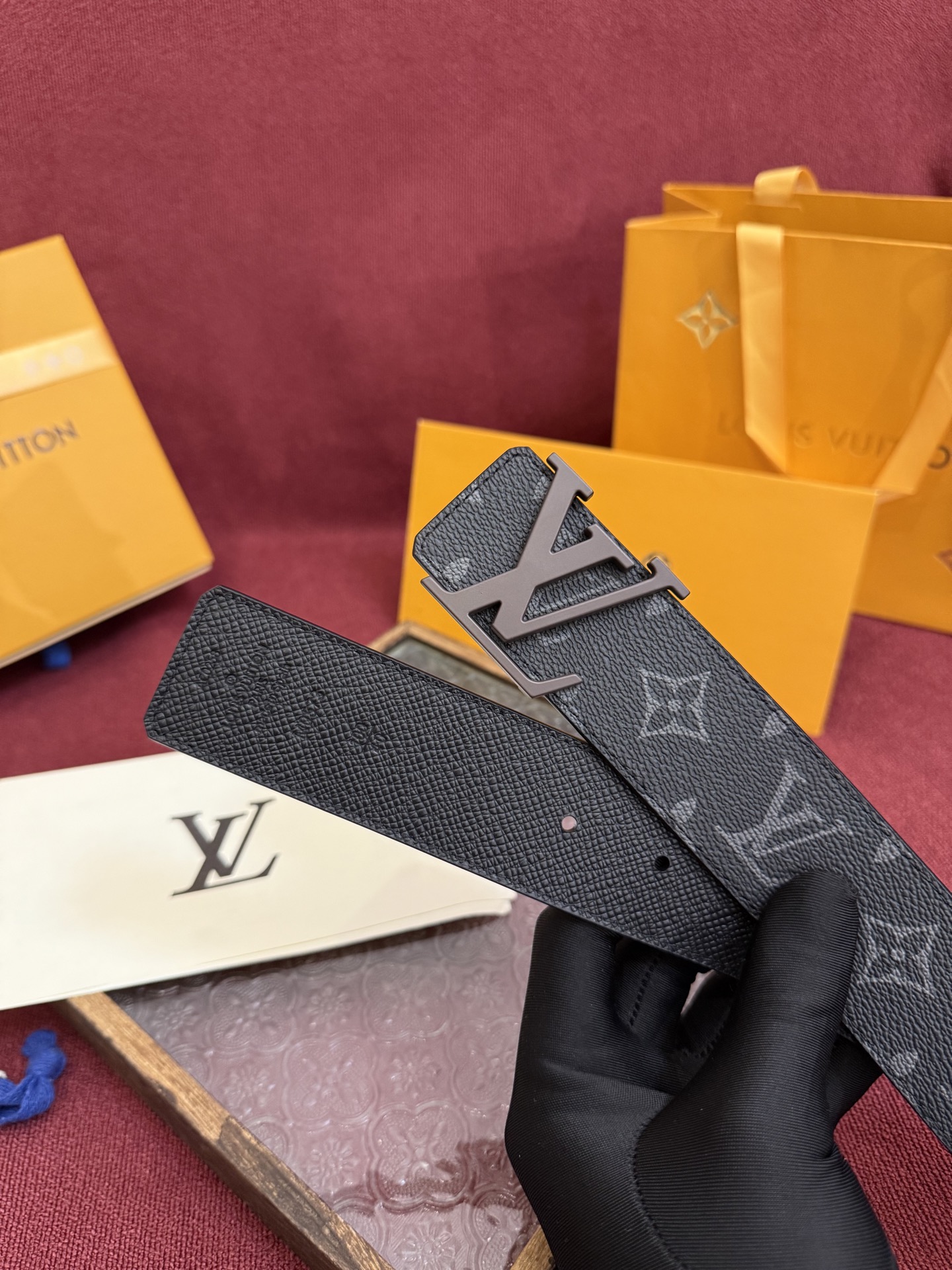 P lv男士新款皮带寬度4cm 訂製帆布面料飾有全新的圖案效果(颜色纯正) 衬托進口小牛皮配色底 搭配精