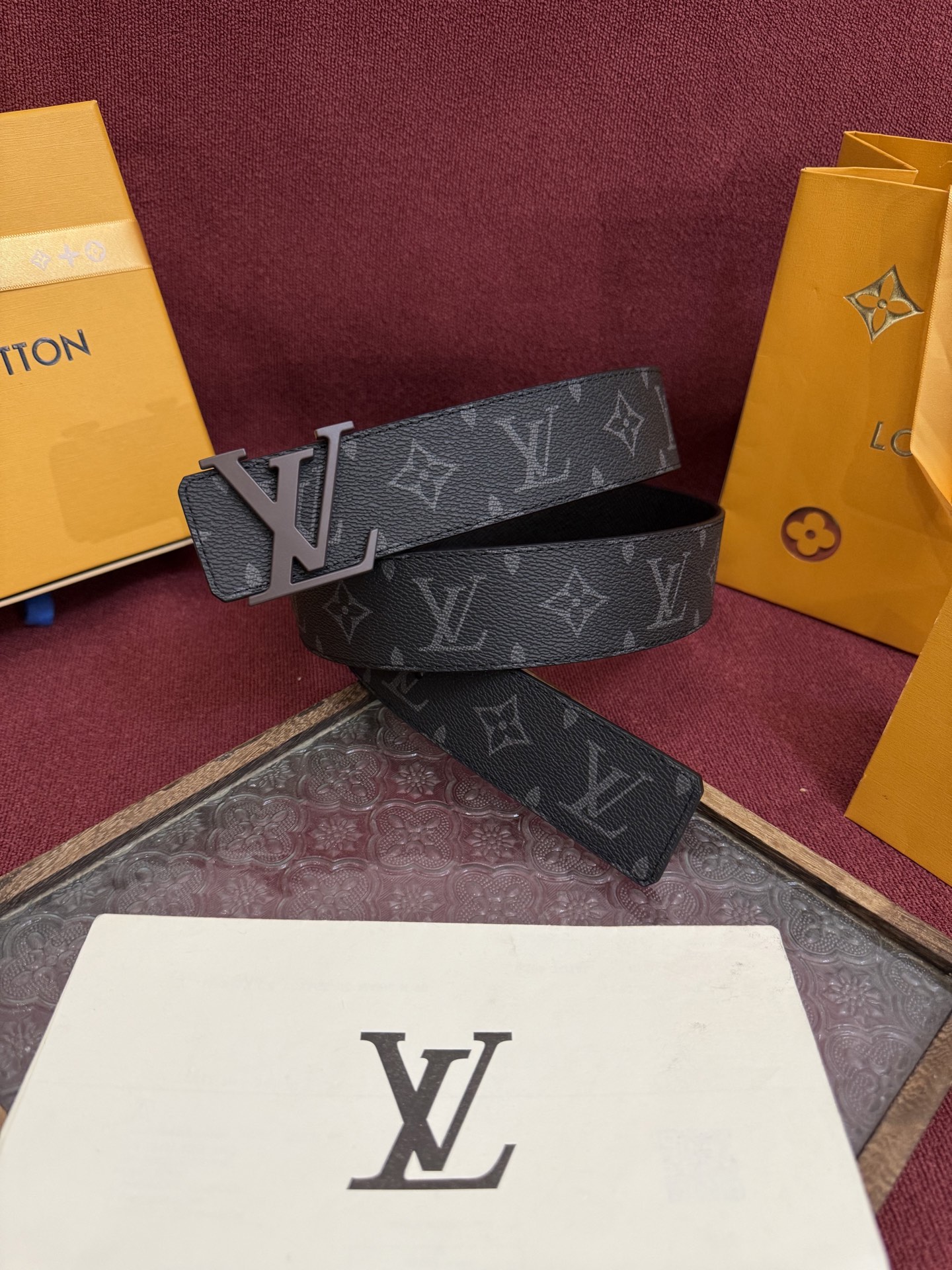 P lv男士新款皮带寬度4cm 訂製帆布面料飾有全新的圖案效果(颜色纯正) 衬托進口小牛皮配色底 搭配精