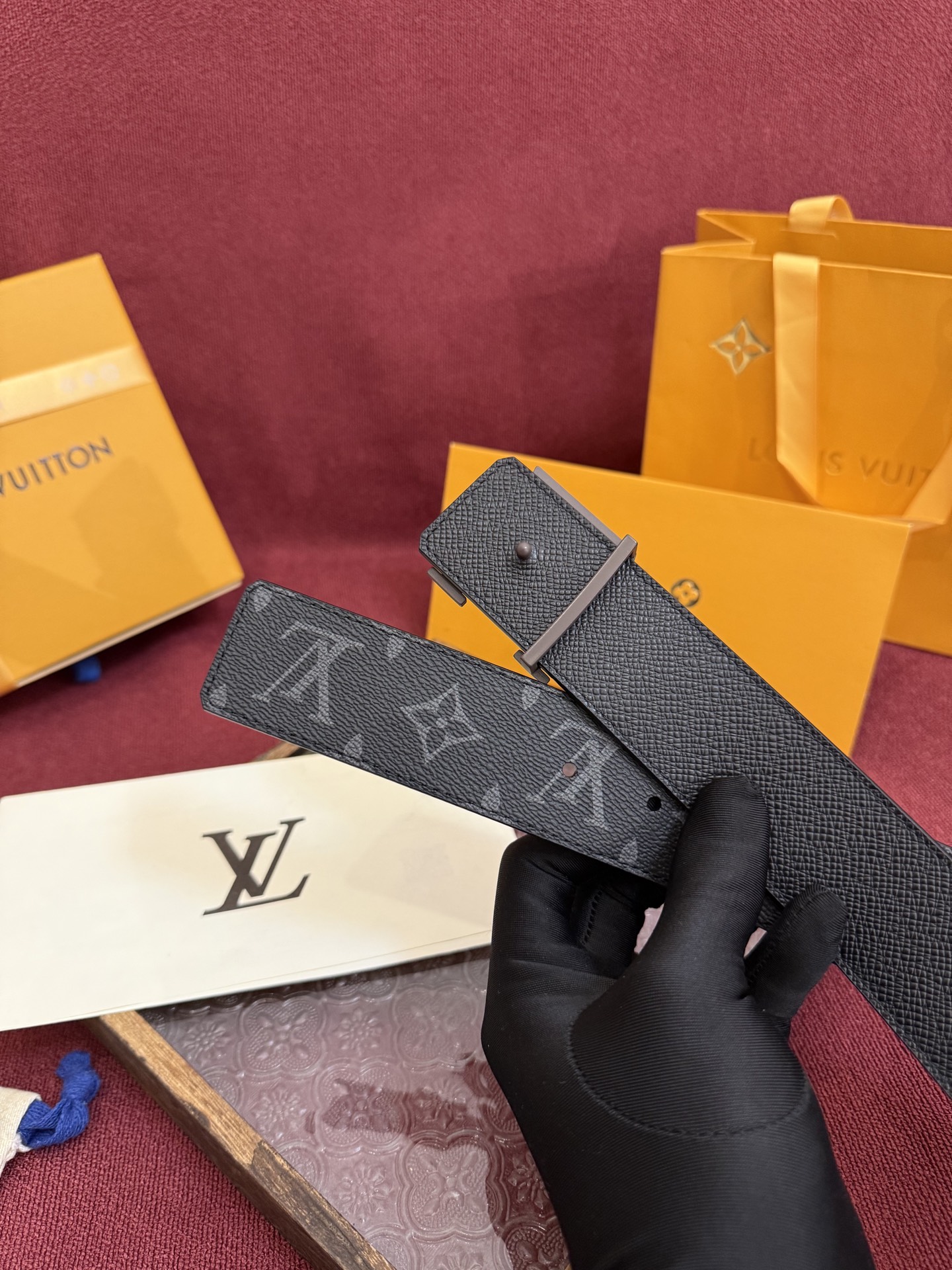 P lv男士新款皮带寬度4cm 訂製帆布面料飾有全新的圖案效果(颜色纯正) 衬托進口小牛皮配色底 搭配精