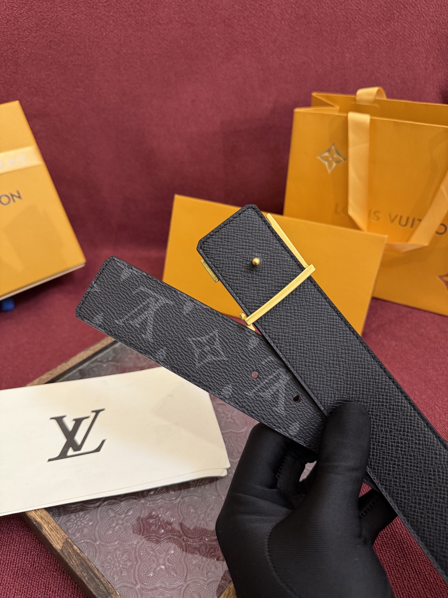 P lv男士新款皮带寬度4cm 訂製帆布面料飾有全新的圖案效果(颜色纯正) 衬托進口小牛皮配色底 搭配精