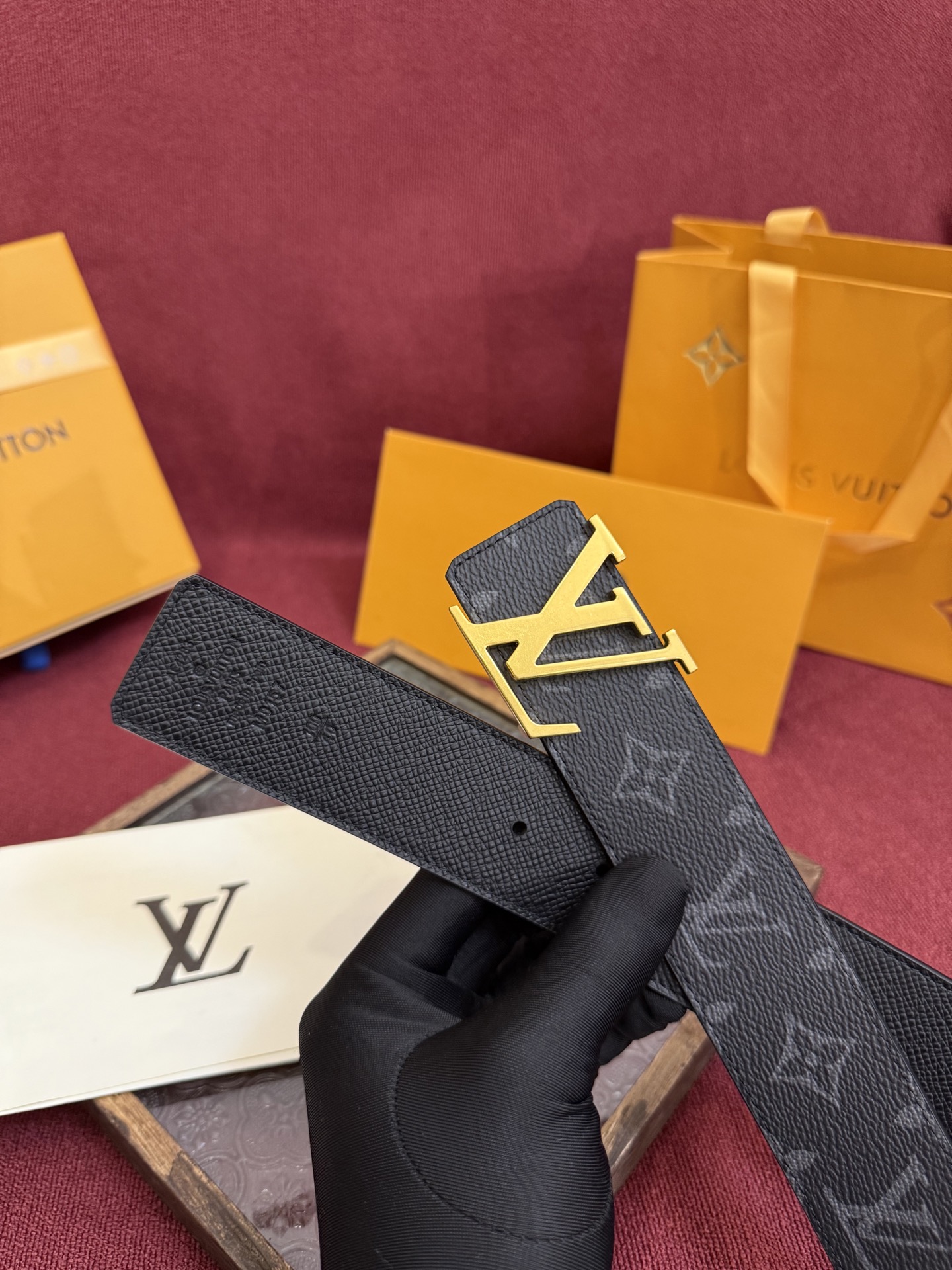 P lv男士新款皮带寬度4cm 訂製帆布面料飾有全新的圖案效果(颜色纯正) 衬托進口小牛皮配色底 搭配精