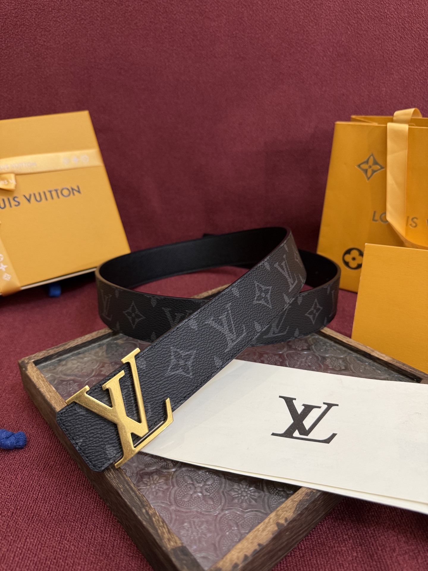 P lv男士新款皮带寬度4cm 訂製帆布面料飾有全新的圖案效果(颜色纯正) 衬托進口小牛皮配色底 搭配精