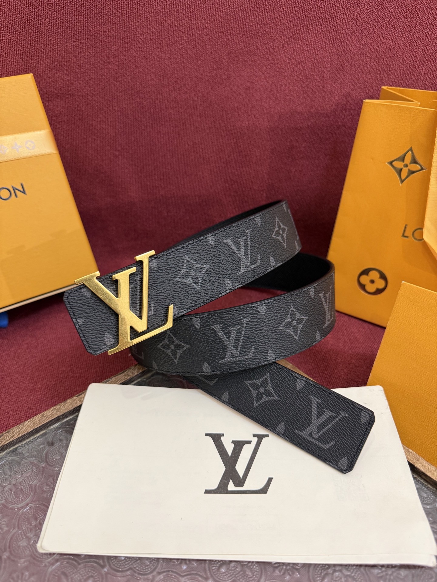 P lv男士新款皮带寬度4cm 訂製帆布面料飾有全新的圖案效果(颜色纯正) 衬托進口小牛皮配色底 搭配精