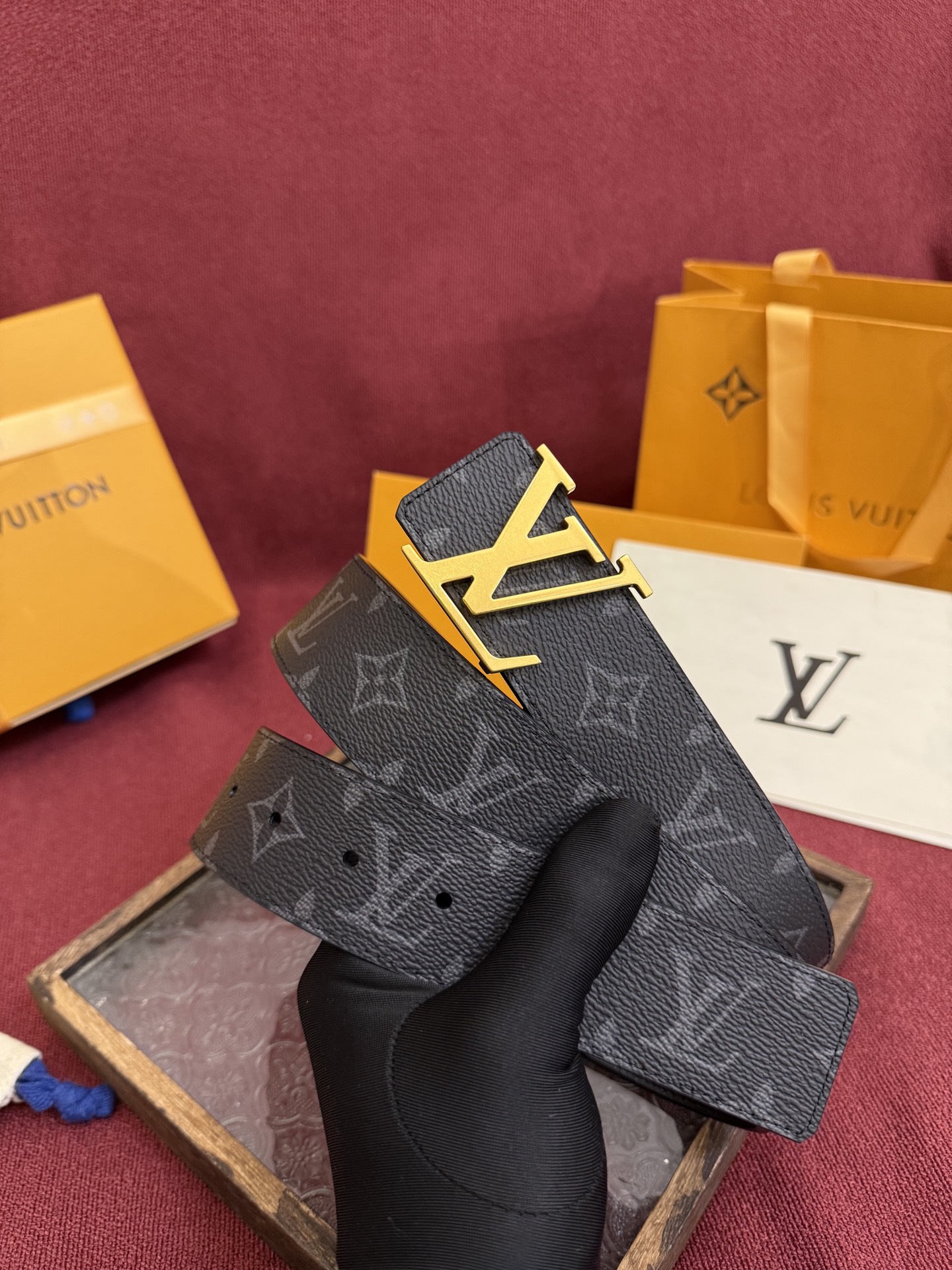 P lv男士新款皮带寬度4cm 訂製帆布面料飾有全新的圖案效果(颜色纯正) 衬托進口小牛皮配色底 搭配精