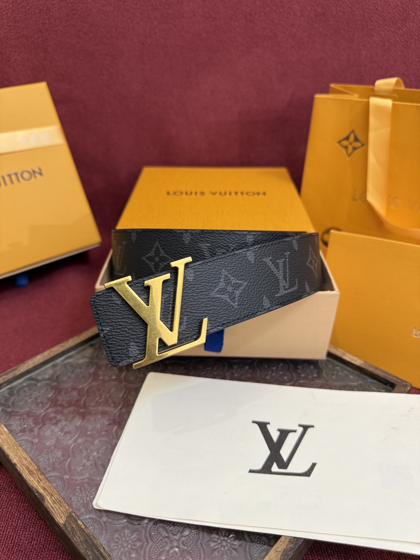 P lv男士新款皮带寬度4cm 訂製帆布面料飾有全新的圖案效果(颜色纯正) 衬托進口小牛皮配色底 搭配精