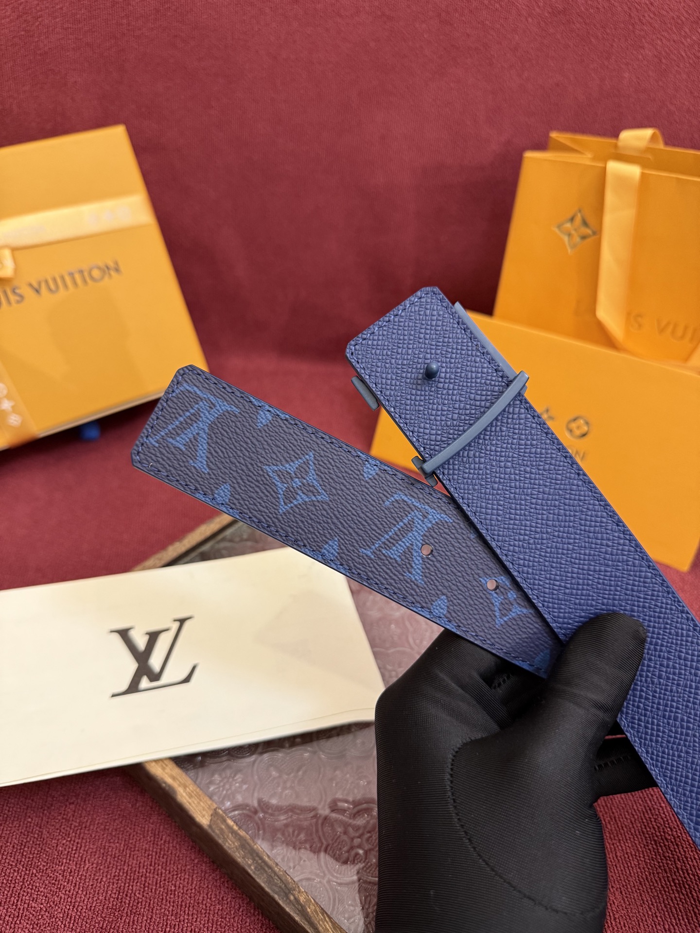 P lv男士新款皮带寬度4cm 訂製帆布面料飾有全新的圖案效果(颜色纯正) 衬托進口小牛皮配色底 搭配精